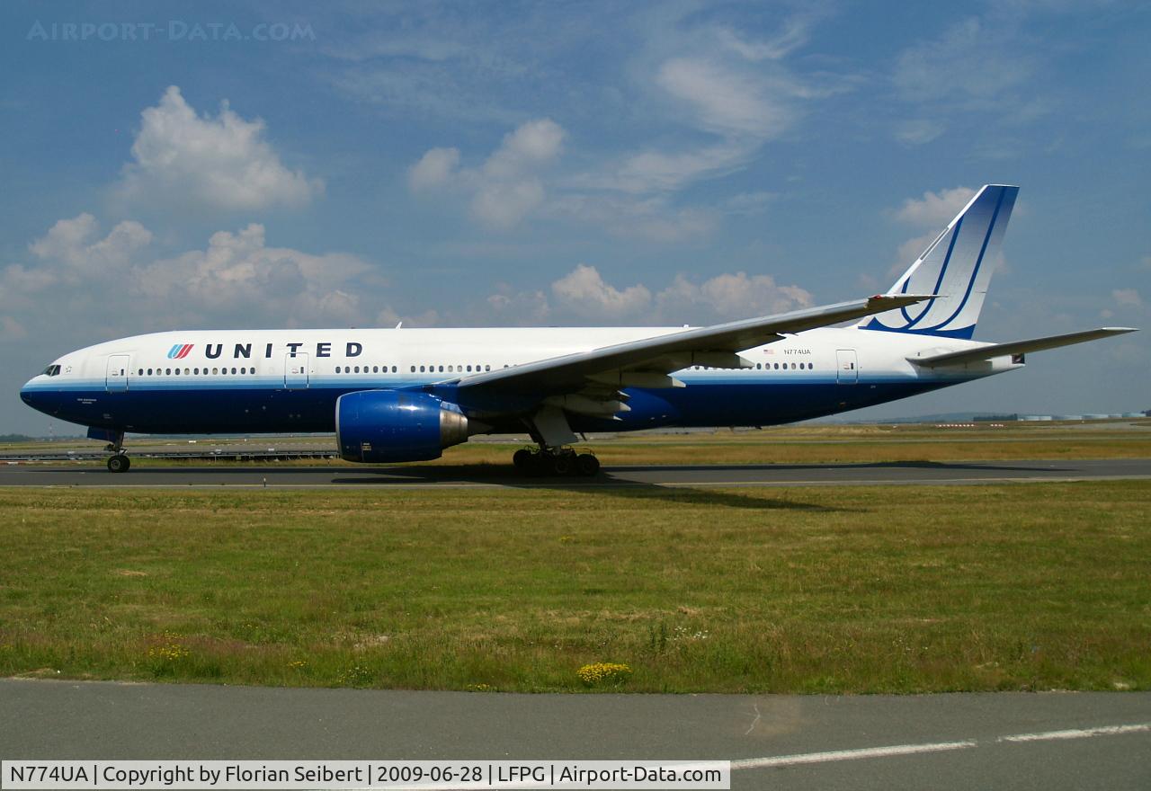 N774UA, 1996 Boeing 777-222 C/N 26936, taxi to the active