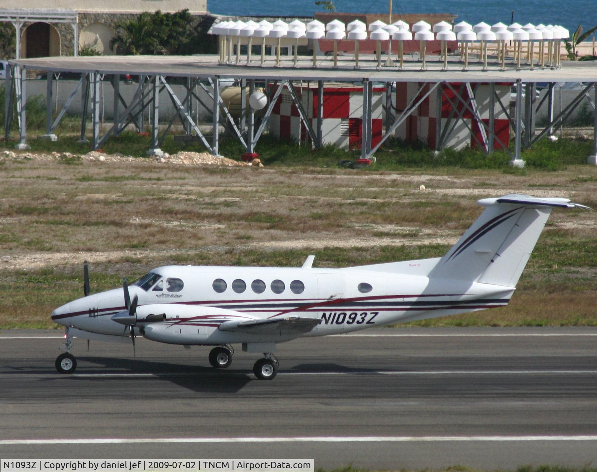 N1093Z, 1997 Beech B200 King Air C/N BB-1593, taking off rn10