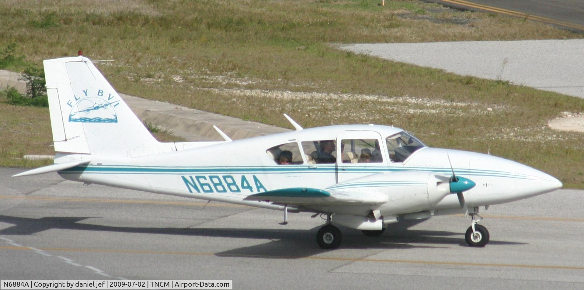 N6884A, 1979 Piper PA-23-250 C/N 27-7954105, taxing runway 10