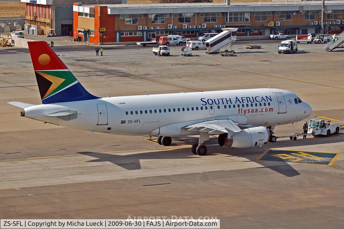 ZS-SFL, 2005 Airbus A319-131 C/N 2438, At Jo'burg