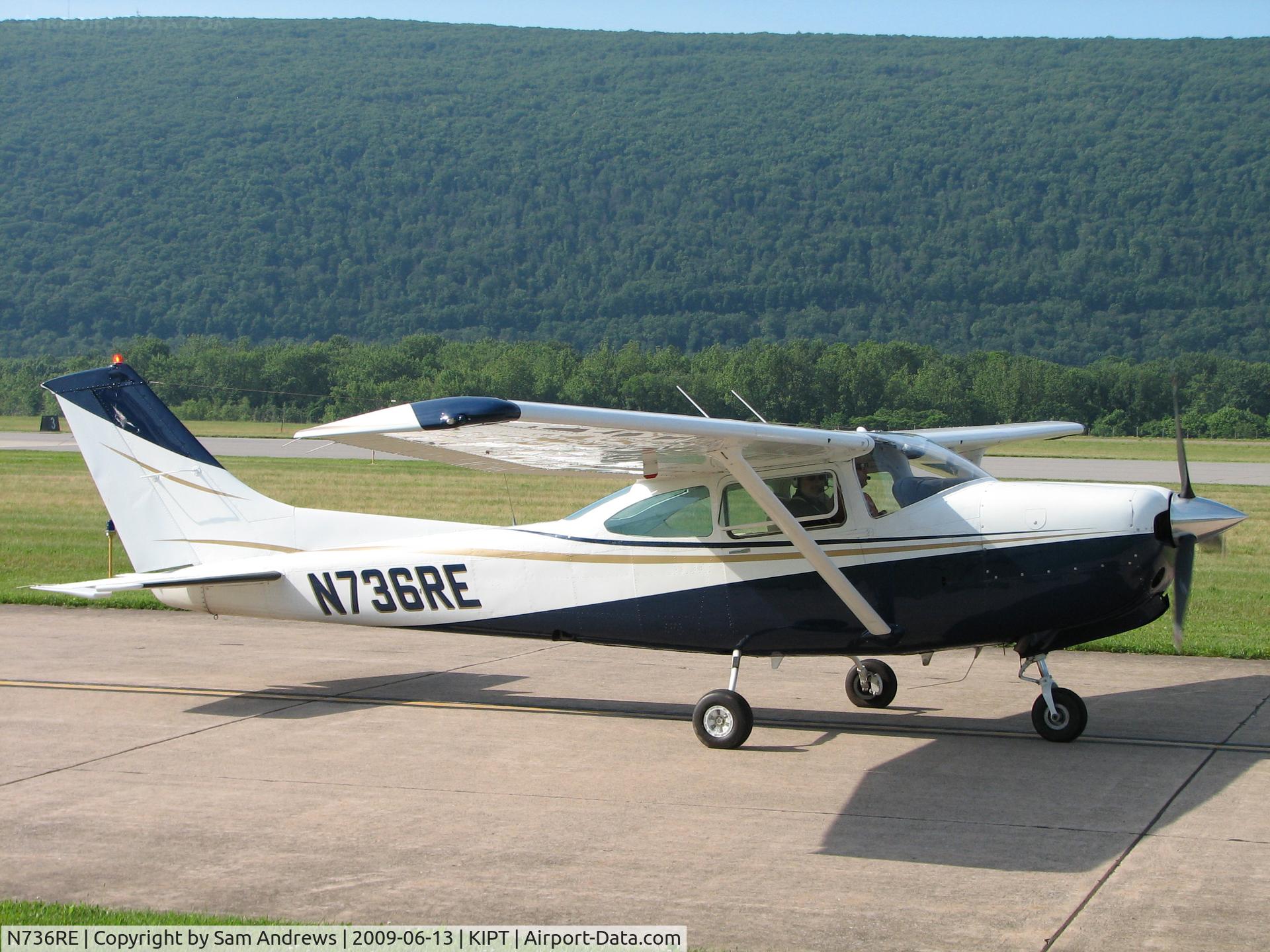 N736RE, 1978 Cessna R182 Skylane RG C/N R18200761, Taxiing to park at the WRAP Pancake breakfast