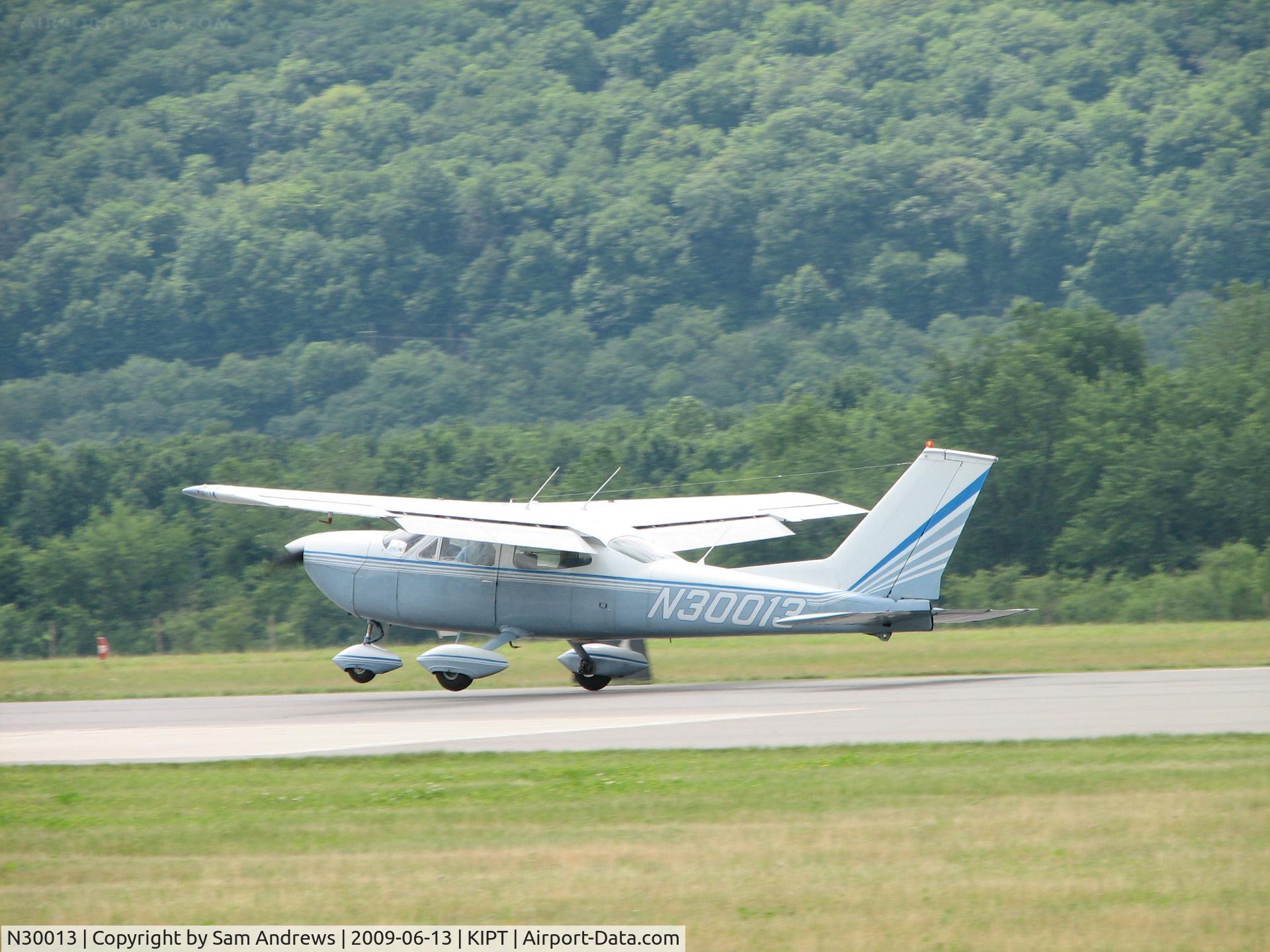 N30013, 1968 Cessna 177 Cardinal C/N 17701023, Ah, that right main is just about to touch.