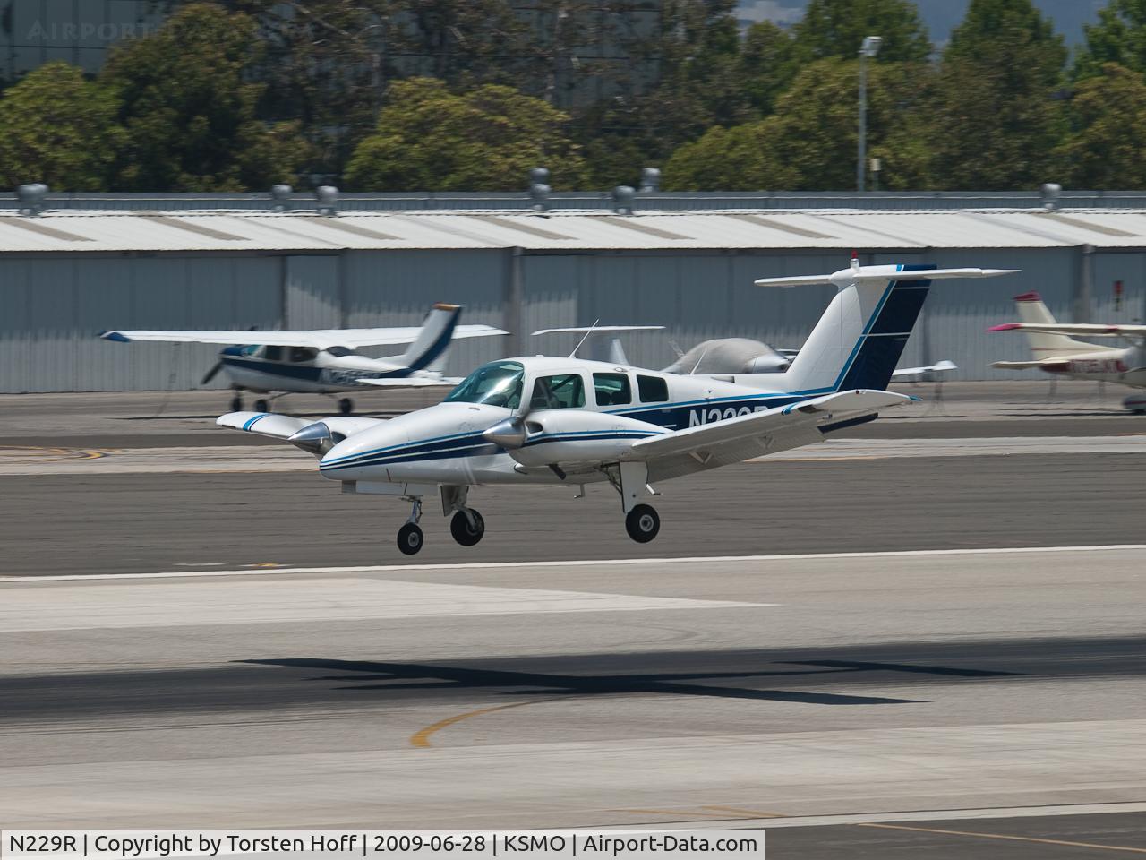 N229R, Beech 76 Duchess C/N ME-223, N229R arriving on RWY 21