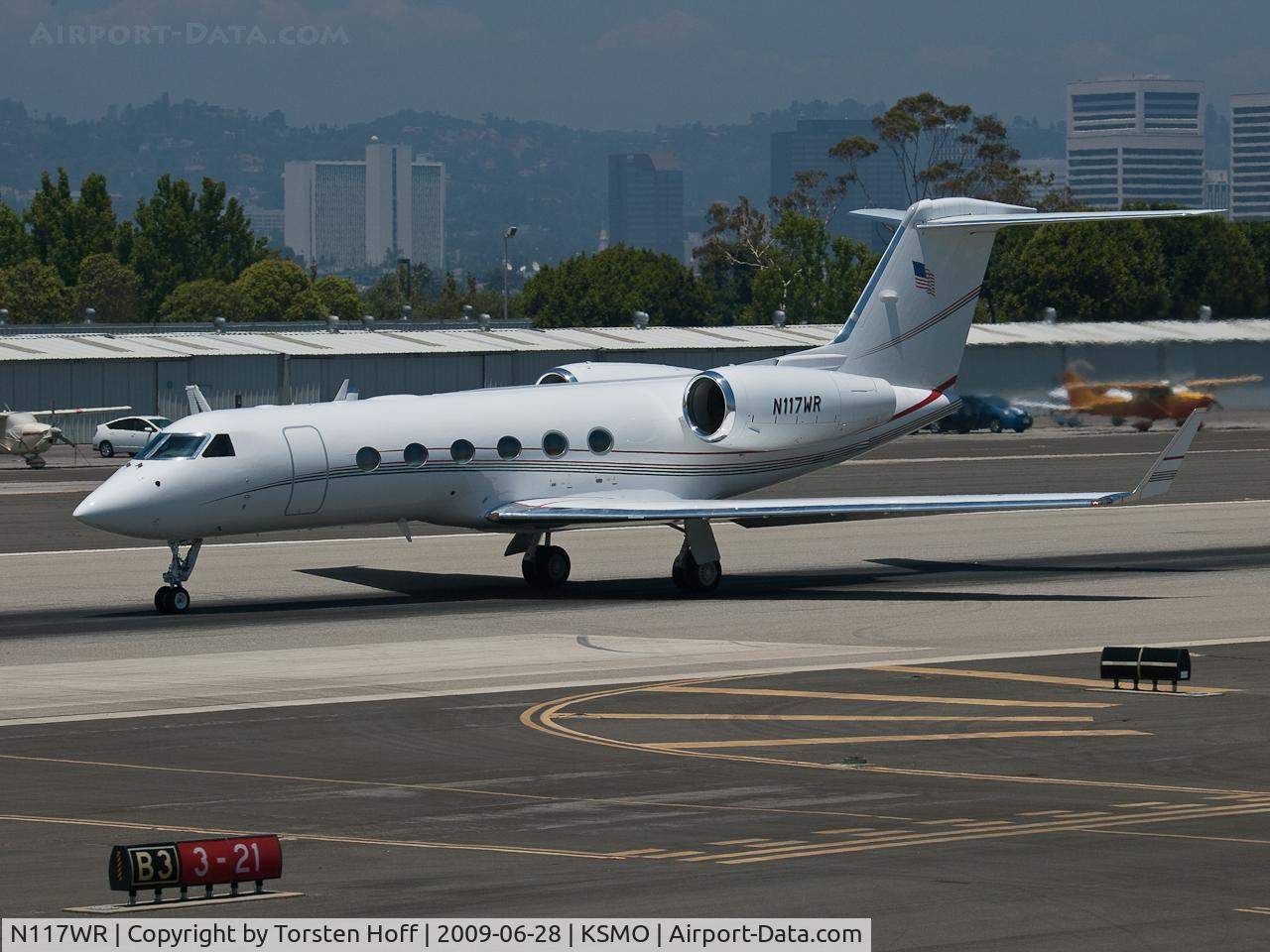 N117WR, 2005 Gulfstream Aerospace GIV-X (G350) C/N 4015, N117WR departing from RWY 21
