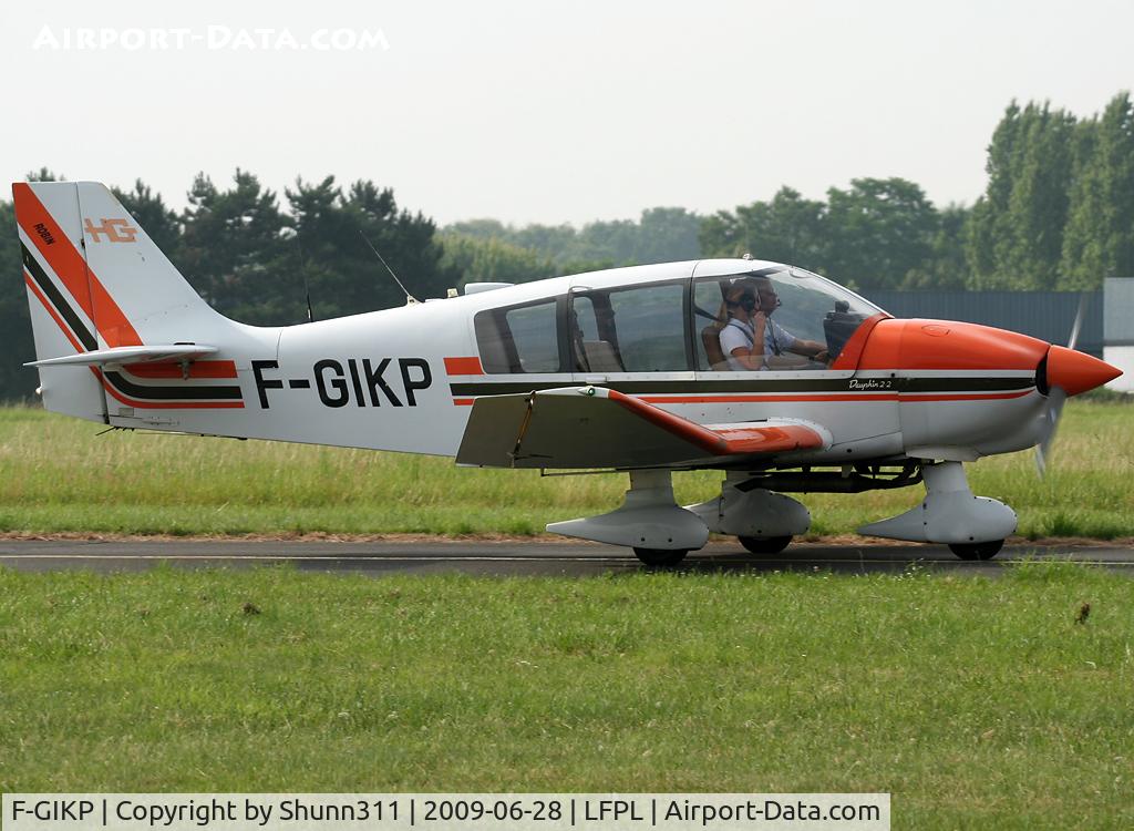 F-GIKP, Robin DR-400-120 Dauphin 2+2 C/N 1948, Taxiing for a new light flight...