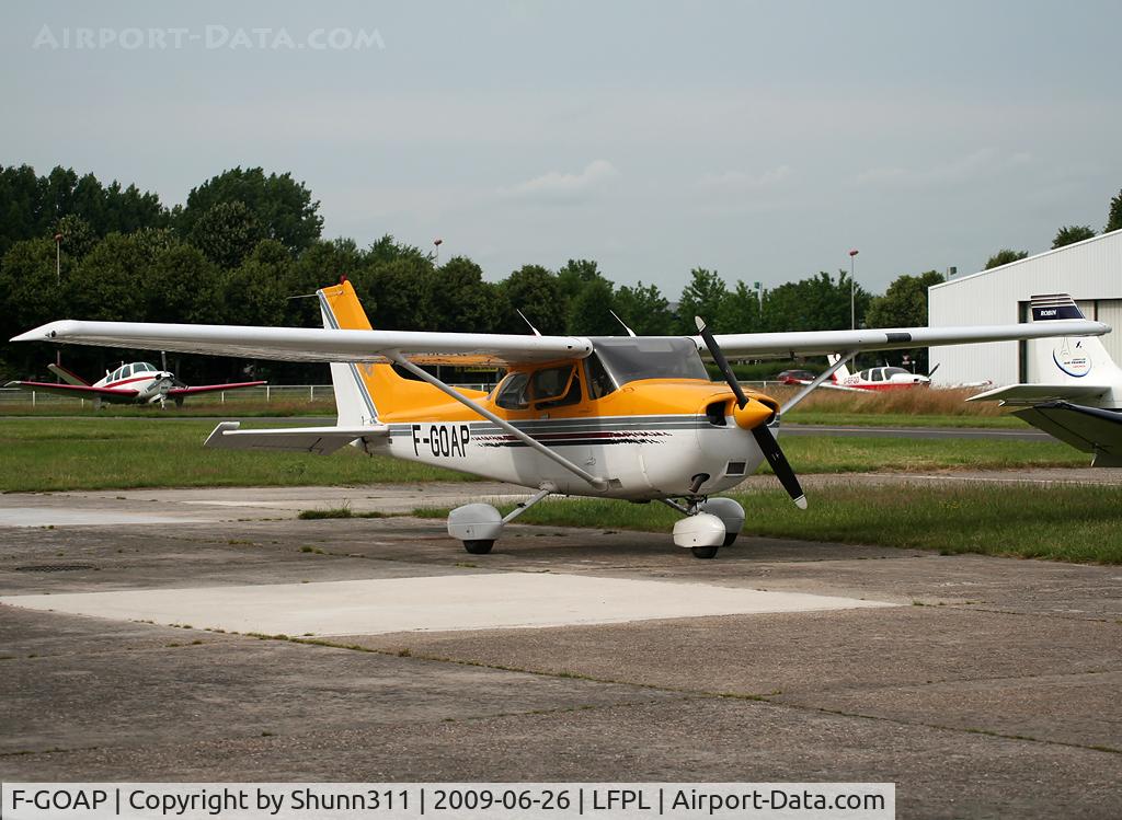 F-GOAP, 1998 Cessna 172R C/N 17280423, Parked...