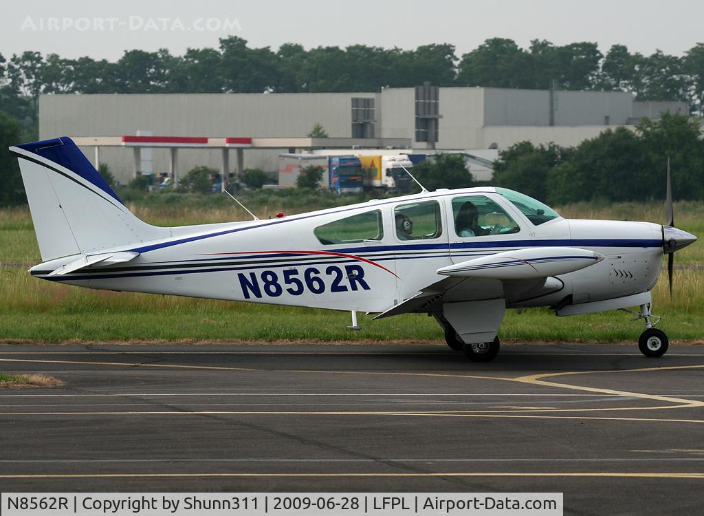 N8562R, 1974 Beech F33A Bonanza C/N CE-534, Taxiing for departure...