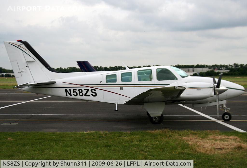 N58ZS, Beech 58 Baron C/N TH-944, Parked...