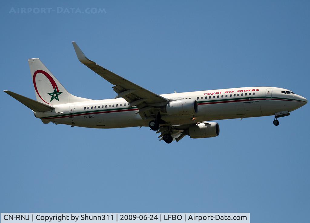 CN-RNJ, 1998 Boeing 737-8B6 C/N 28980, Landing rwy 32L
