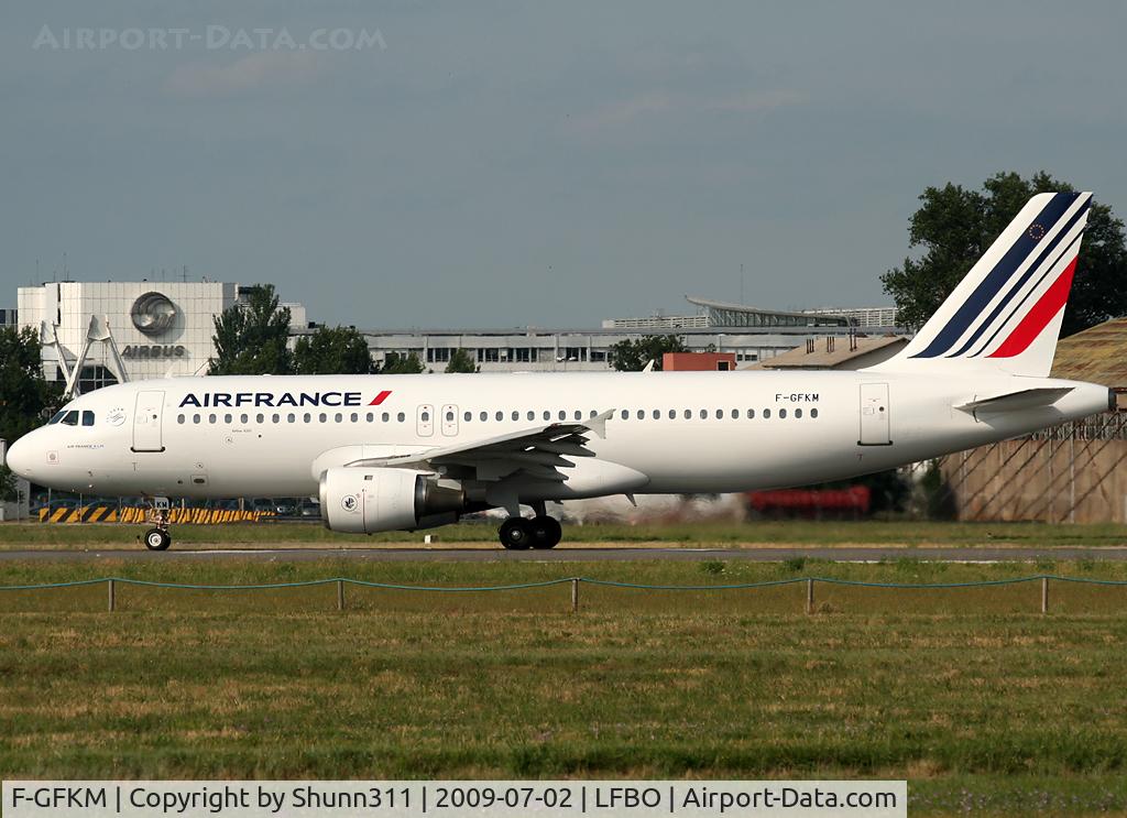 F-GFKM, 1990 Airbus A320-211 C/N 0102, Ready for take off rwy 32R... First Air France A320 with new livery...