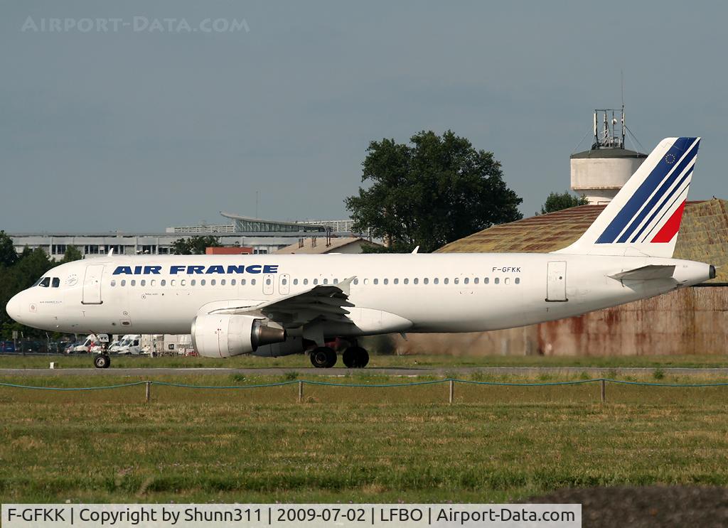 F-GFKK, 1990 Airbus A320-211 C/N 0100, Ready for take off rwy 32R