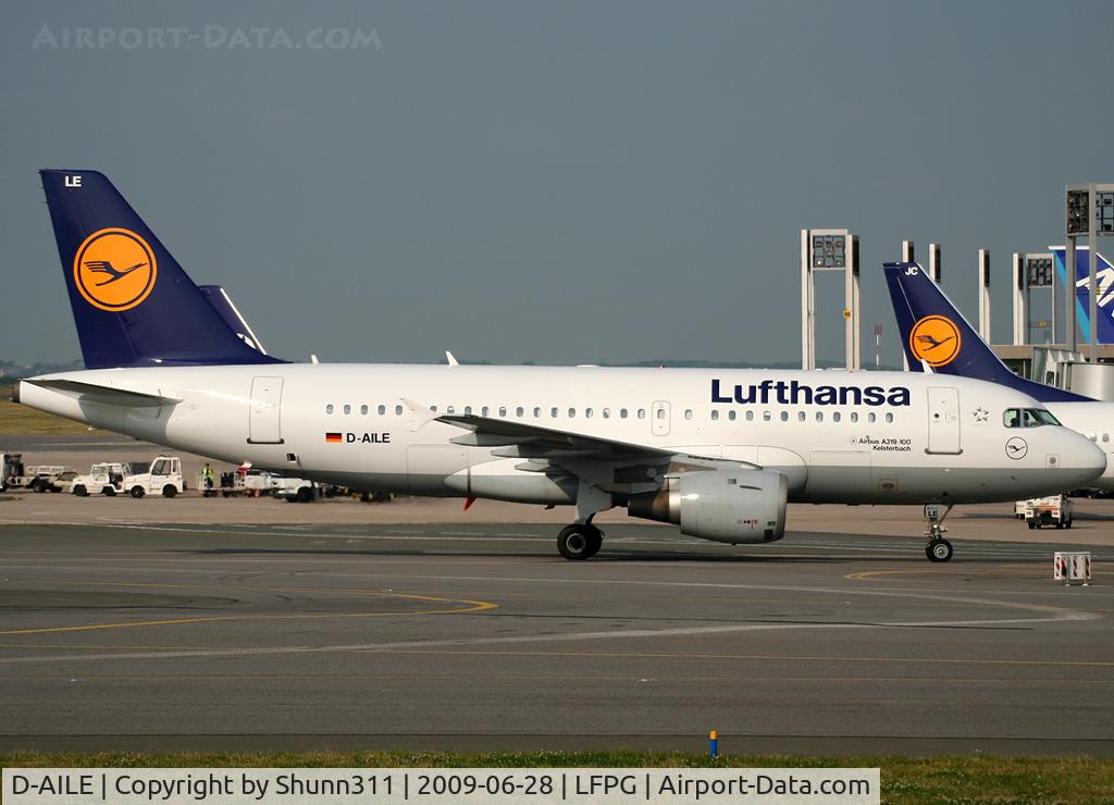D-AILE, 1996 Airbus A319-114 C/N 627, Taxiing to his gate...