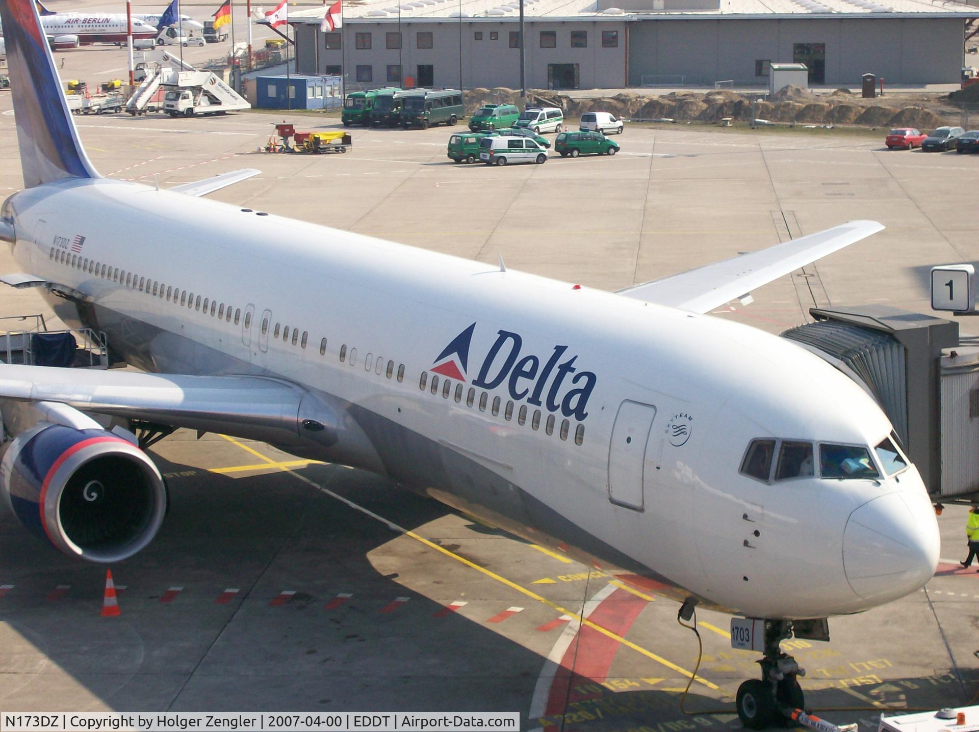 N173DZ, 1998 Boeing 767-332ER C/N 29692, Last preparations for the return to New York are running