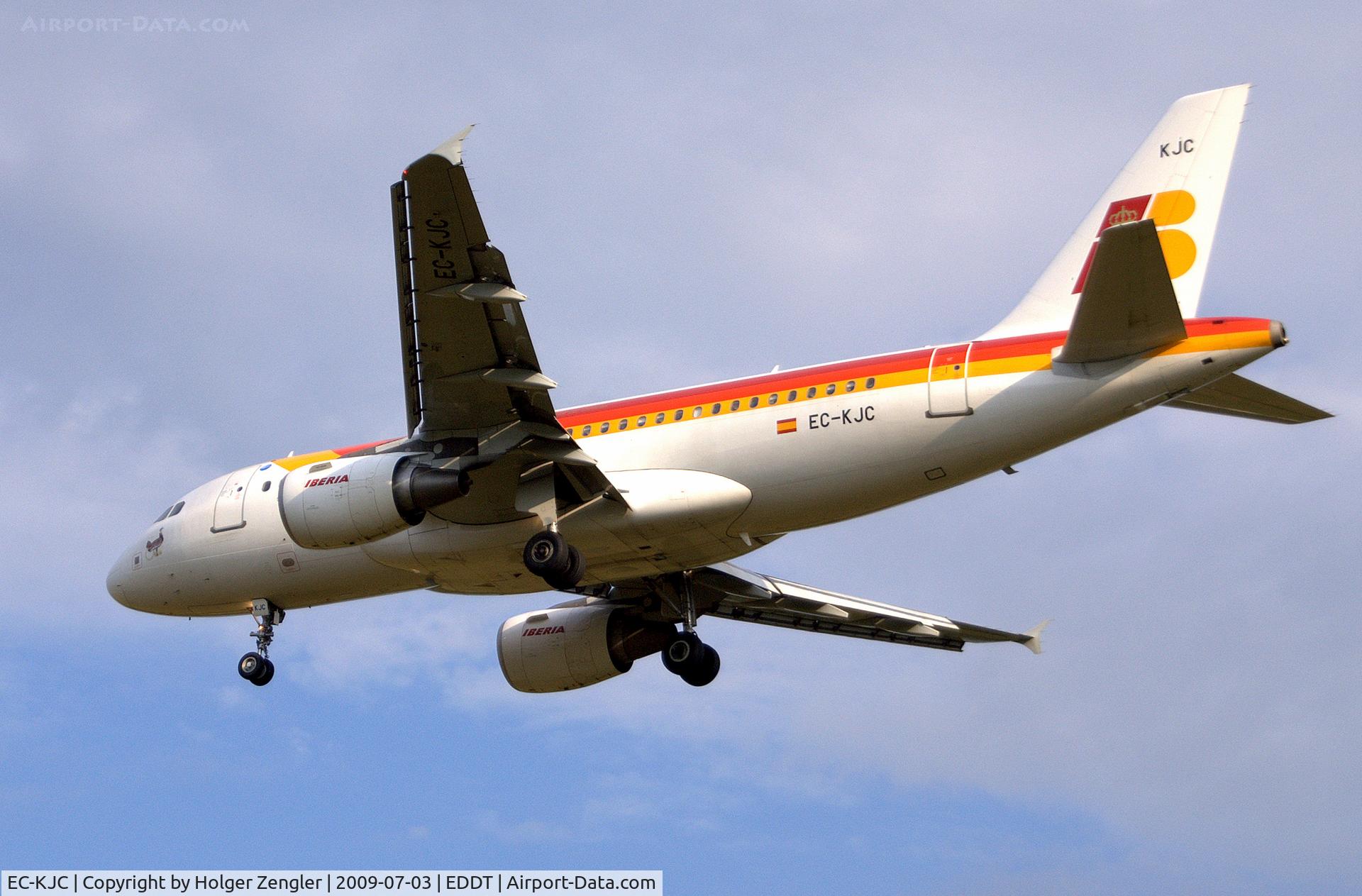 EC-KJC, 2007 Airbus A319-111 C/N 3255, The evening shuttle from Madrid above TXL