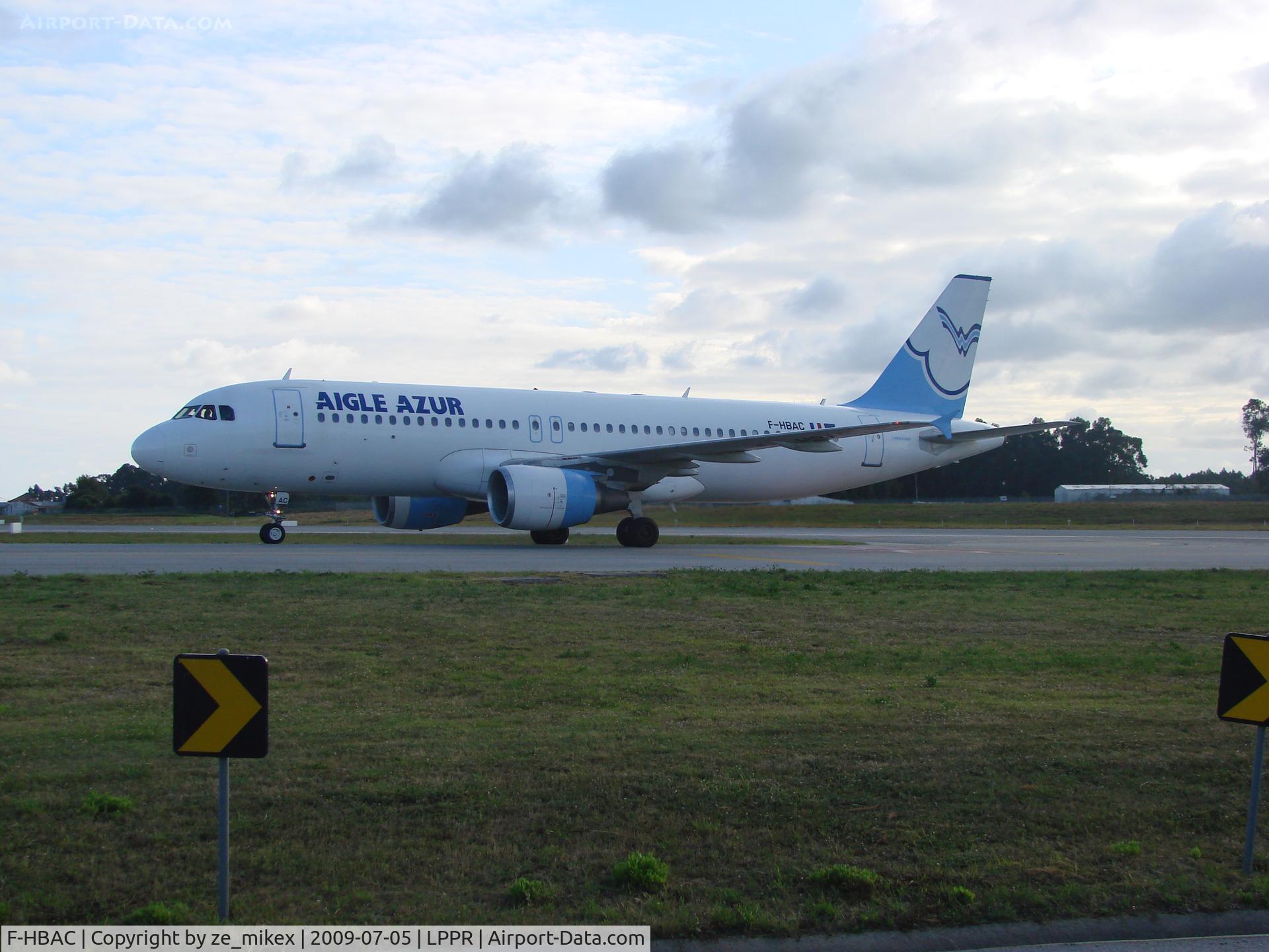 F-HBAC, 1998 Airbus A320-214 C/N 888, Taxing at Oporto airport