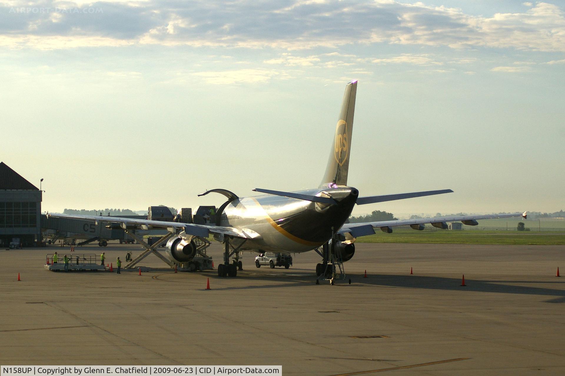 N158UP, 2004 Airbus A300F4-622R C/N 0847, Loading up at early morning