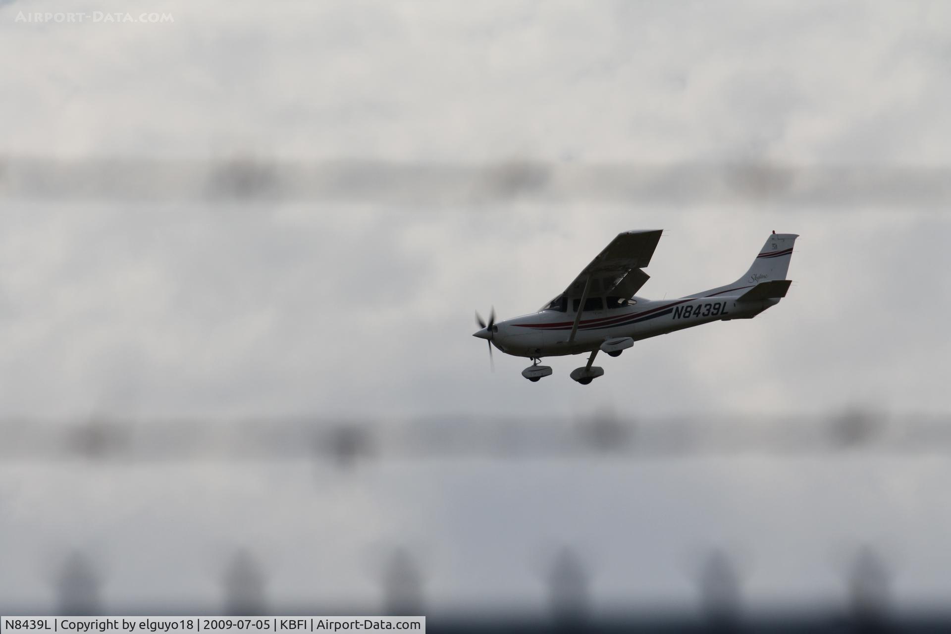 N8439L, 1968 Cessna 182S Skylane C/N 18280622, LANDING AT KBFI