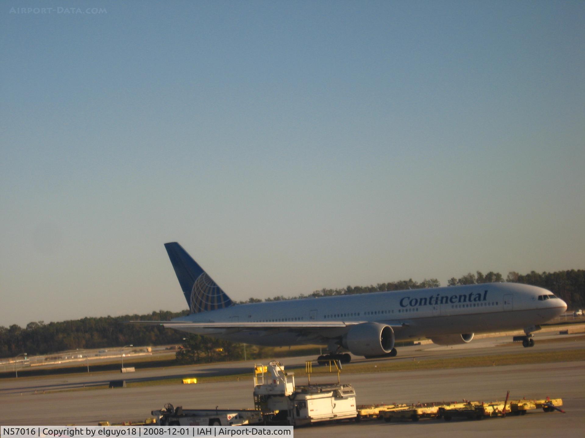 N57016, 2000 Boeing 777-224 C/N 28679, HOUSTON INTERCONTINENTAL