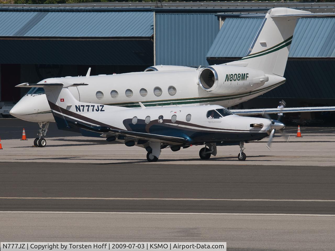 N777JZ, 2007 Pilatus PC-12/47 C/N 817, N777JZ taxiing