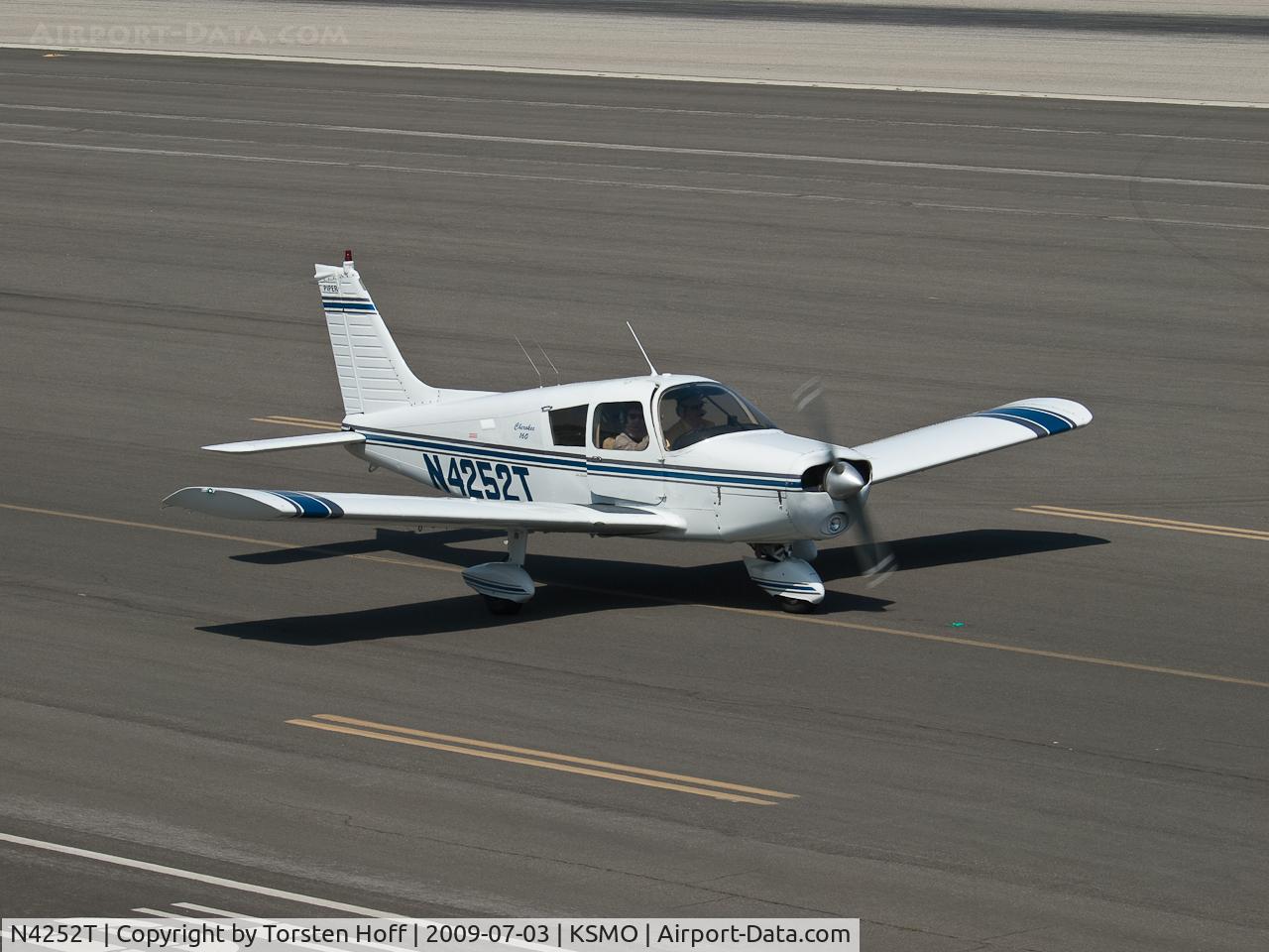 N4252T, 1971 Piper PA-28-140 C/N 28-7225105, N4252T taxiing