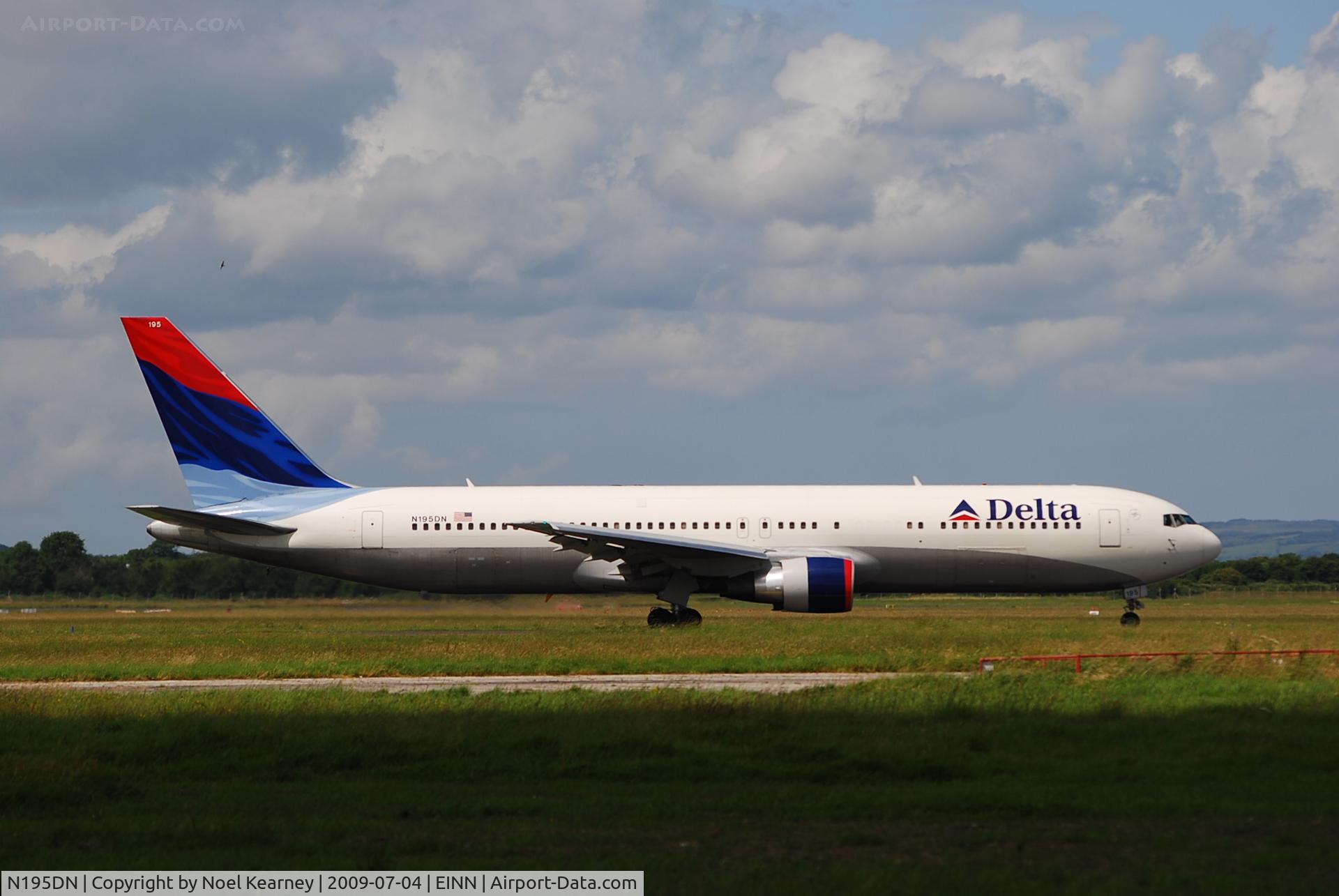 N195DN, 1997 Boeing 767-332 C/N 28452, Taxiing for Rwy 24