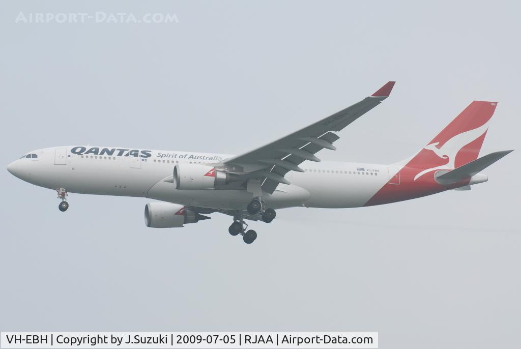 VH-EBH, 2007 Airbus A330-202 C/N 892, Final approach to R/W16R