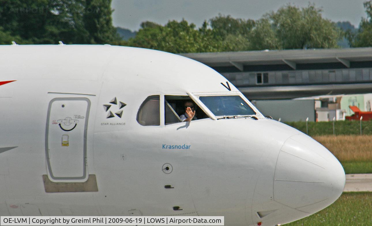 OE-LVM, 1991 Fokker F100 (F-28-0100) C/N 11361, Friendly pilots