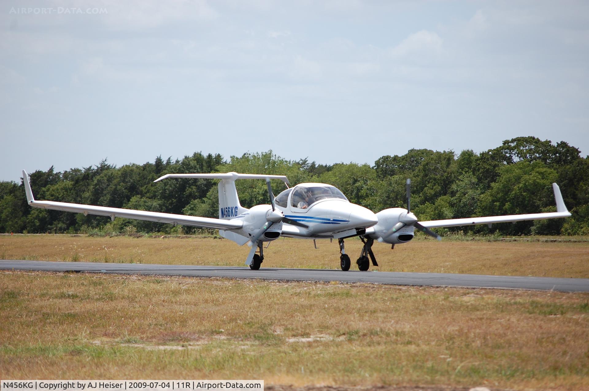N456KG, 2006 Diamond DA-42 Twin Star C/N 42.AC031, N456KG taxiing to rwy 16 at 11R
