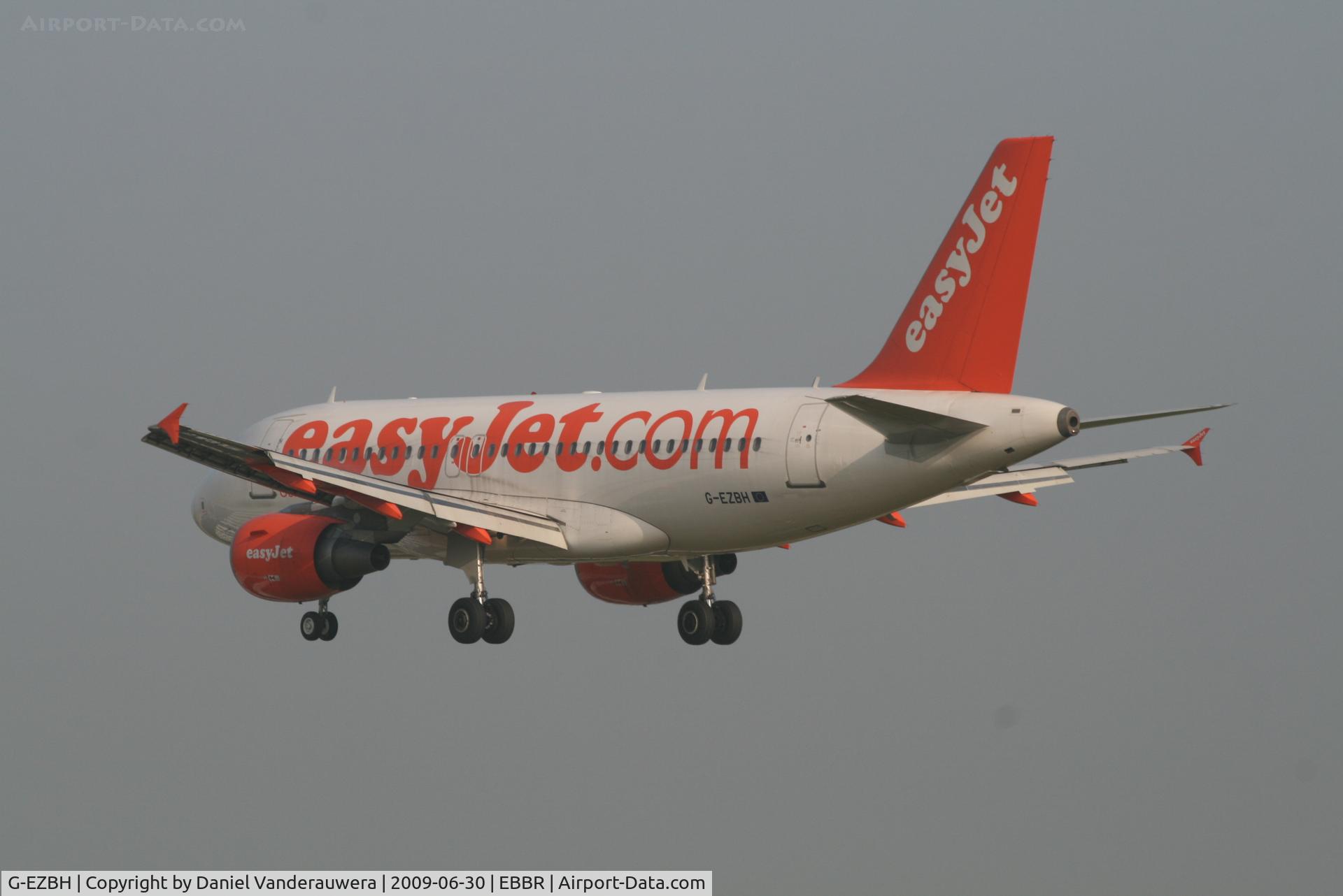 G-EZBH, 2006 Airbus A319-111 C/N 2959, flight EZY2795 is descending to rwy 25L