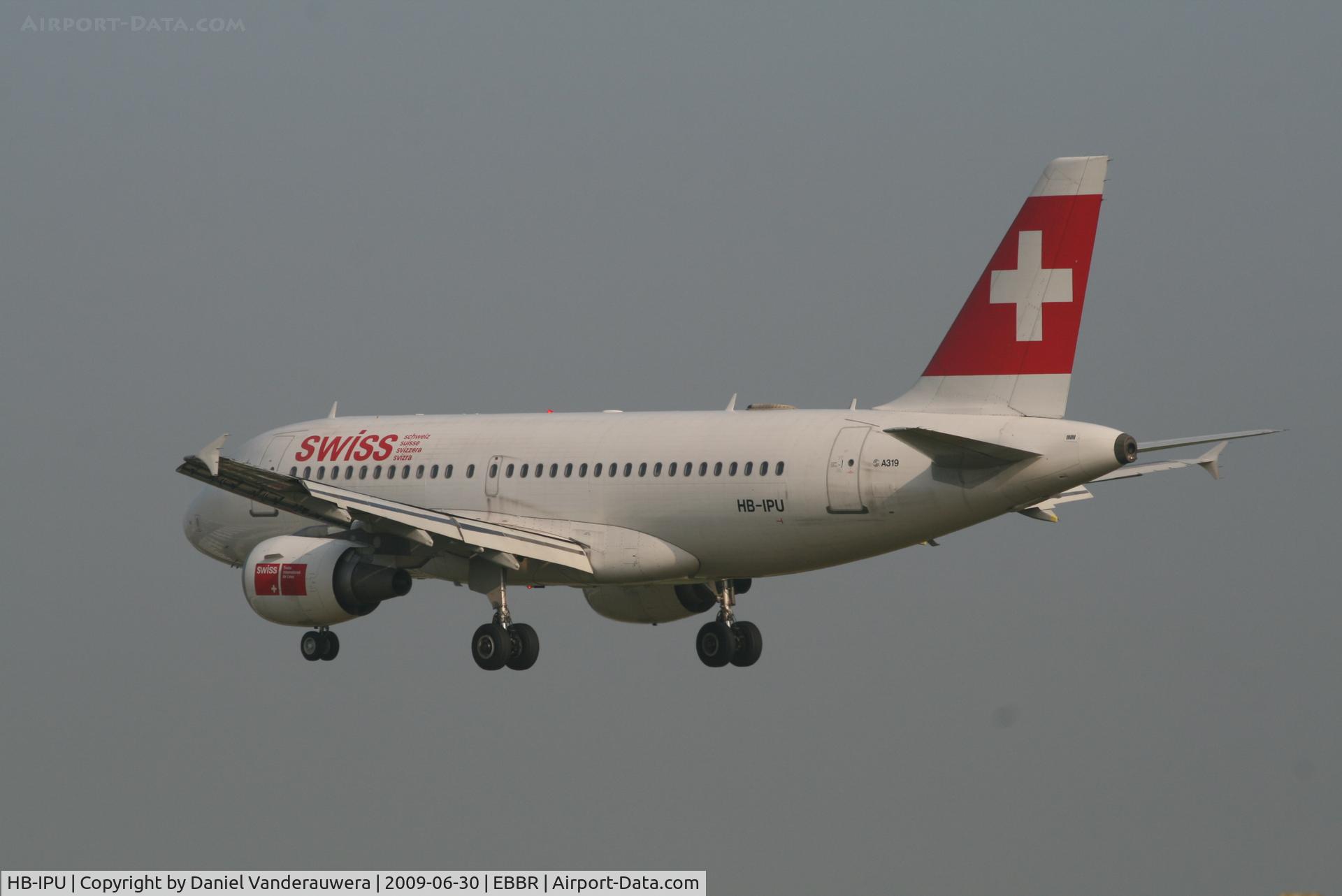 HB-IPU, 1997 Airbus A319-112 C/N 713, flight LX786 is descending to rwy 25L