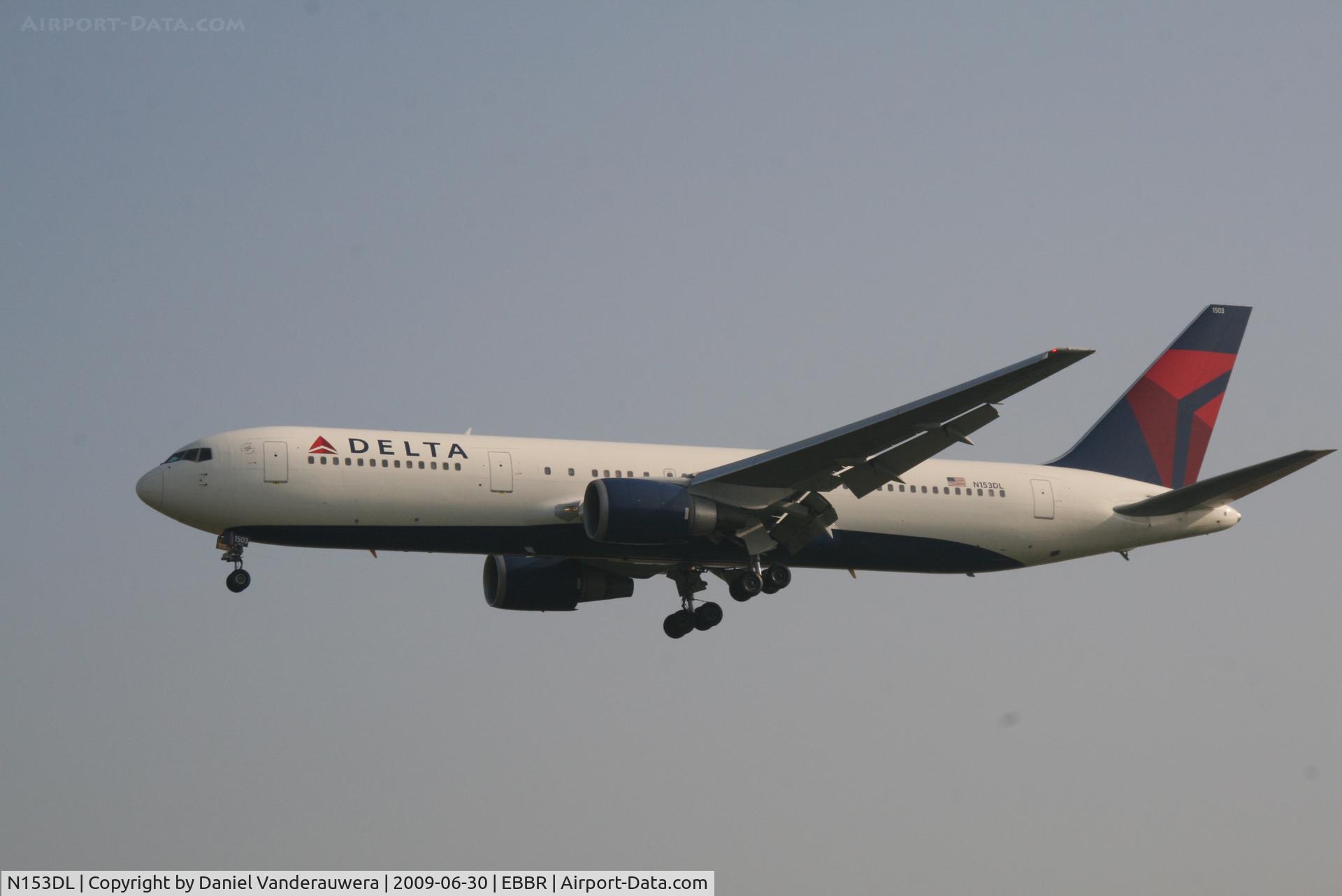 N153DL, 1990 Boeing 767-3P6 C/N 24985, arrival of flight DL124 to rwy 25L