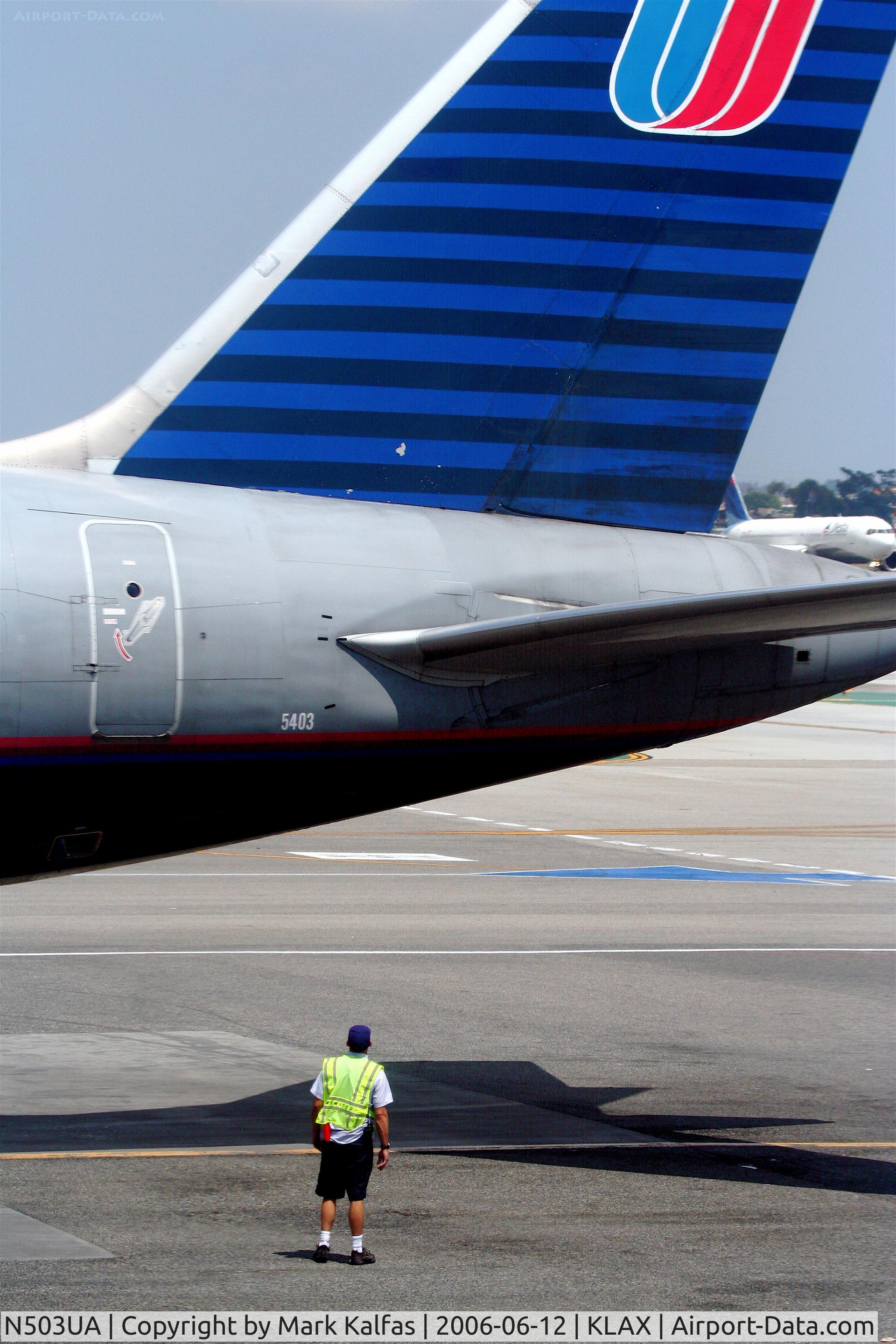 N503UA, 1989 Boeing 757-222 C/N 24624, United Airlines Boeing 757-222, N503UA, getting a quick visual check before dparture.