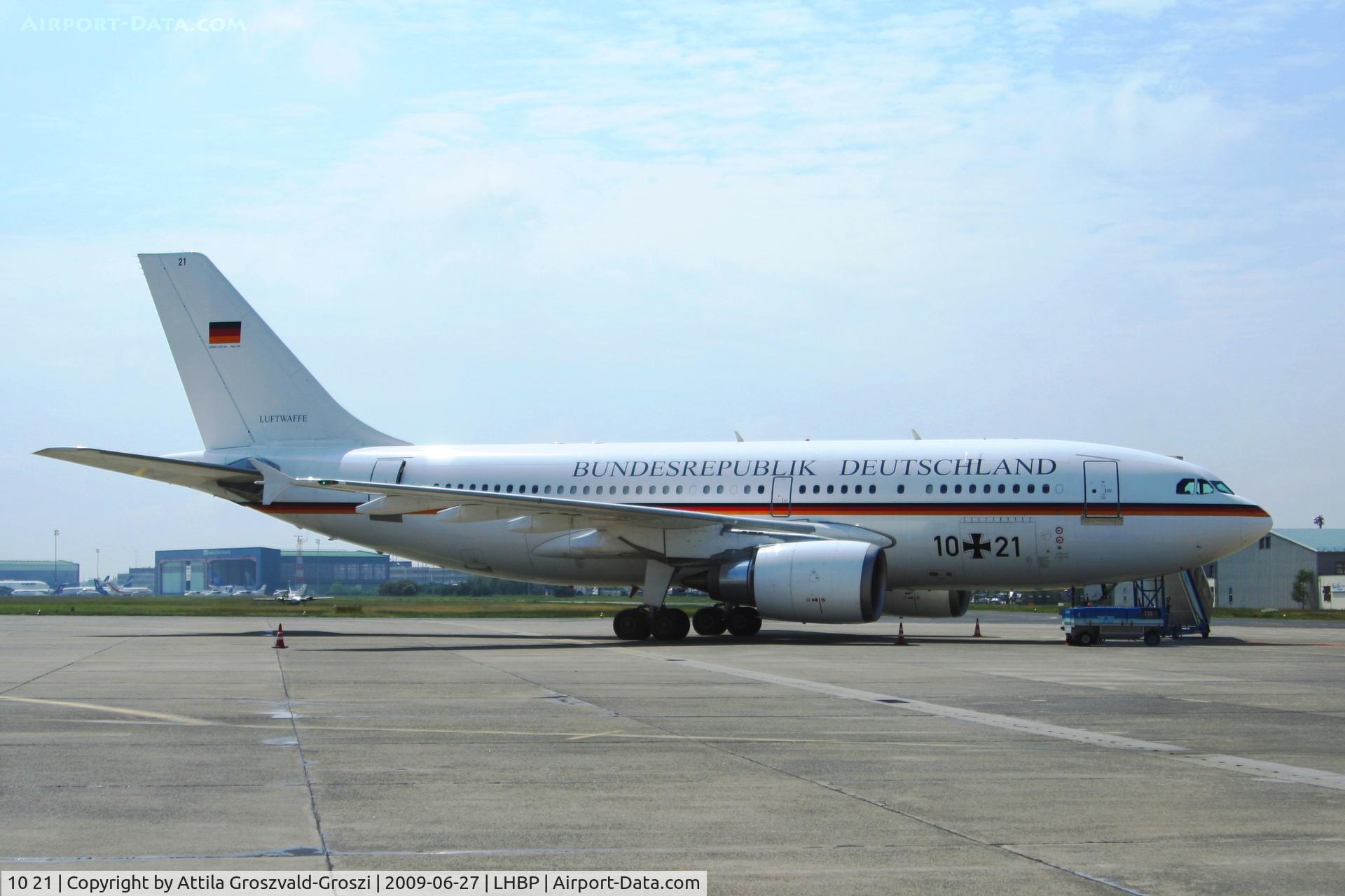 10 21, 1989 Airbus A310-304 C/N 498, Budapest Ferihegy Terminal 1. LHBP - Luftwaffe VIP configuration Airbus A310-304, ex DDR-ABA, D-AOAA
