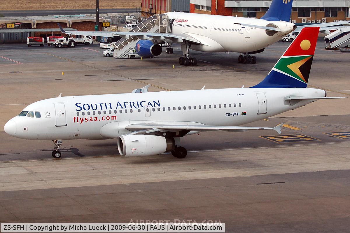 ZS-SFH, 2004 Airbus A319-131 C/N 2355, At Jo'burg