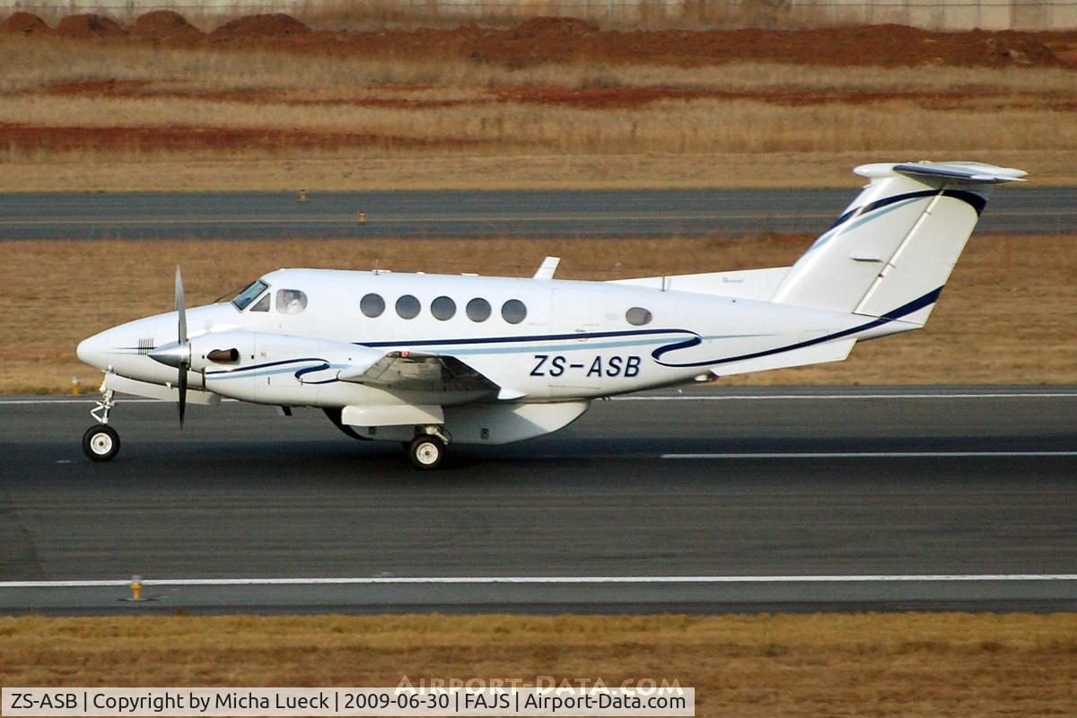 ZS-ASB, Beech Super King Air 200 C/N BB-903, At Jo'burg