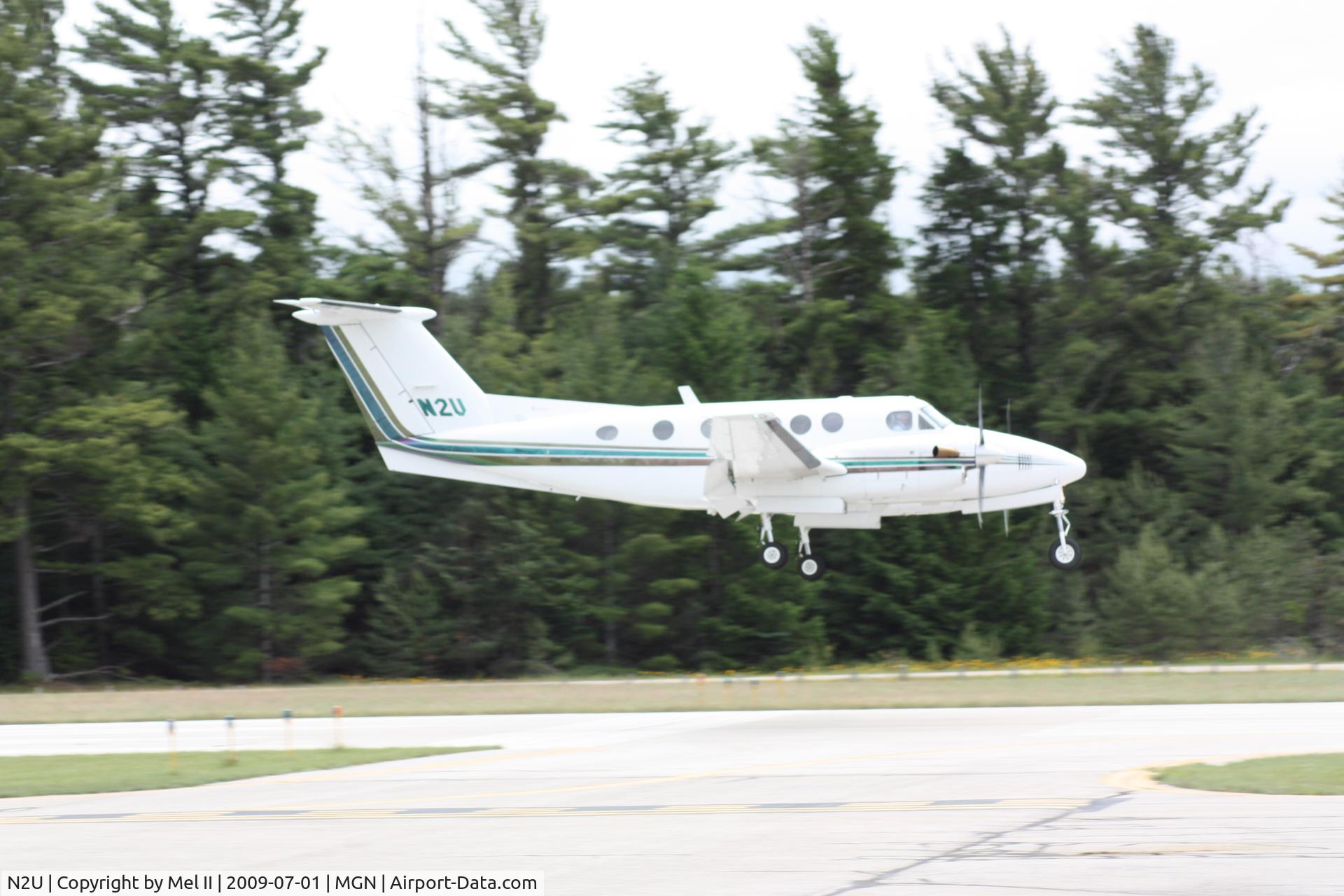N2U, 1977 Beech 200 Super King Air C/N BB-263, Landing RWY 28