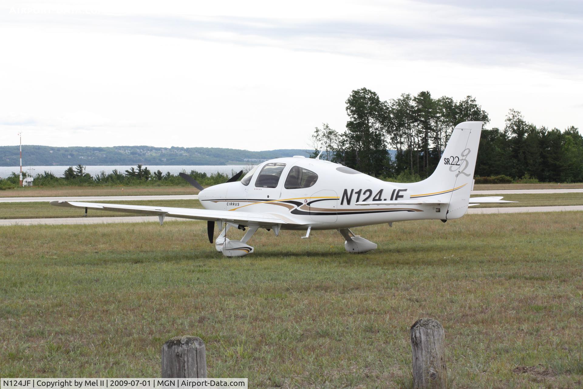 N124JF, 2005 Cirrus SR22 G2 C/N 1251, Parked