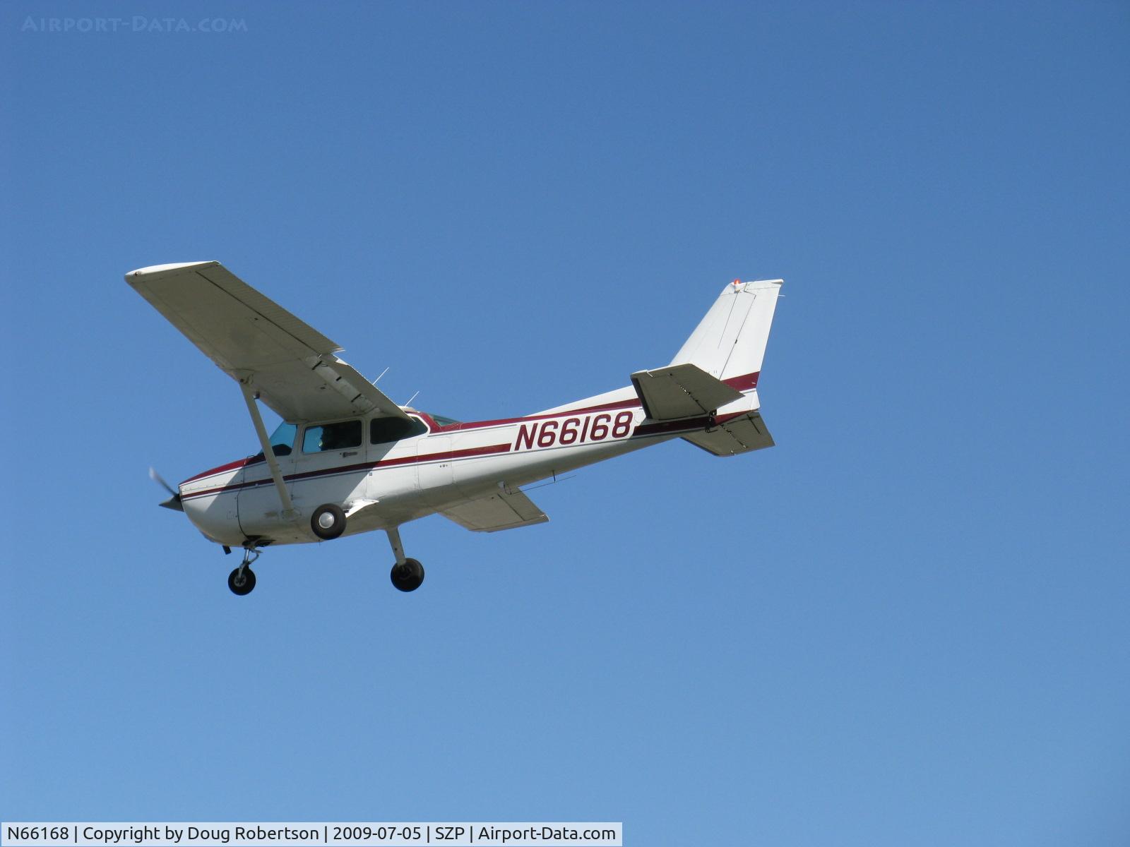 N66168, 1983 Cessna 172P C/N 17275974, 1983 Cessna 172P SKYHAWK II, Lycoming O-320-D2J 160 Hp, on final Rwy 22