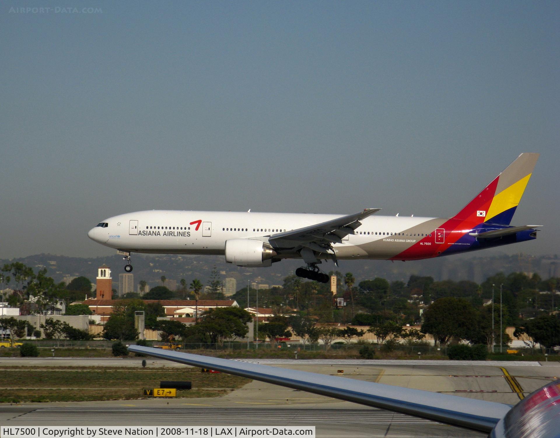 HL7500, 2002 Boeing 777-28E/ER C/N 28685, Asiana Airways Boeing 777-28E (ER), c/n: 28685 on final @ LAX 18.11.08