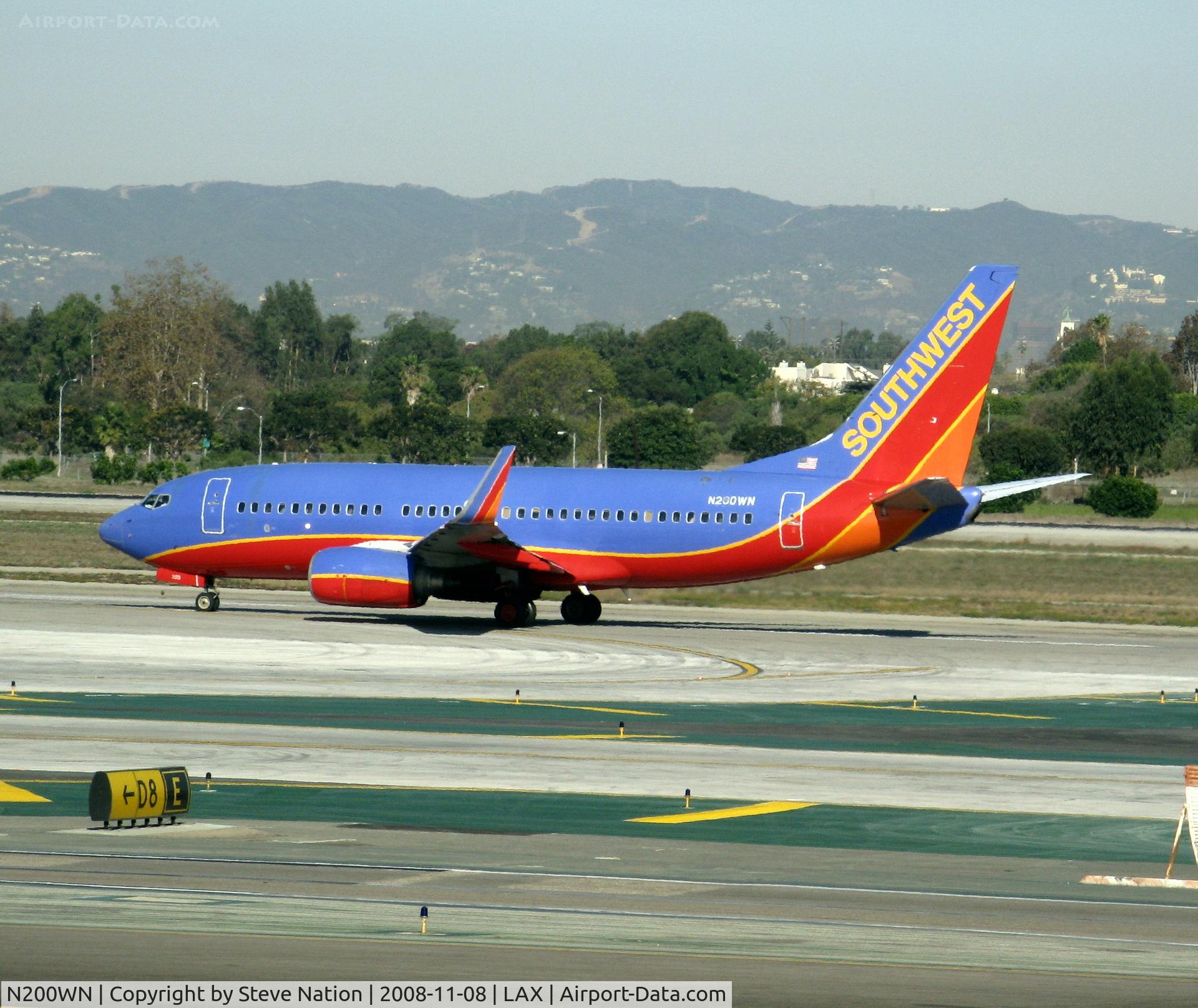 N200WN, 2005 Boeing 737-7H4 C/N 32482, Southwest Boeing 737-7H4 in new colors @ LAX 18.11.08