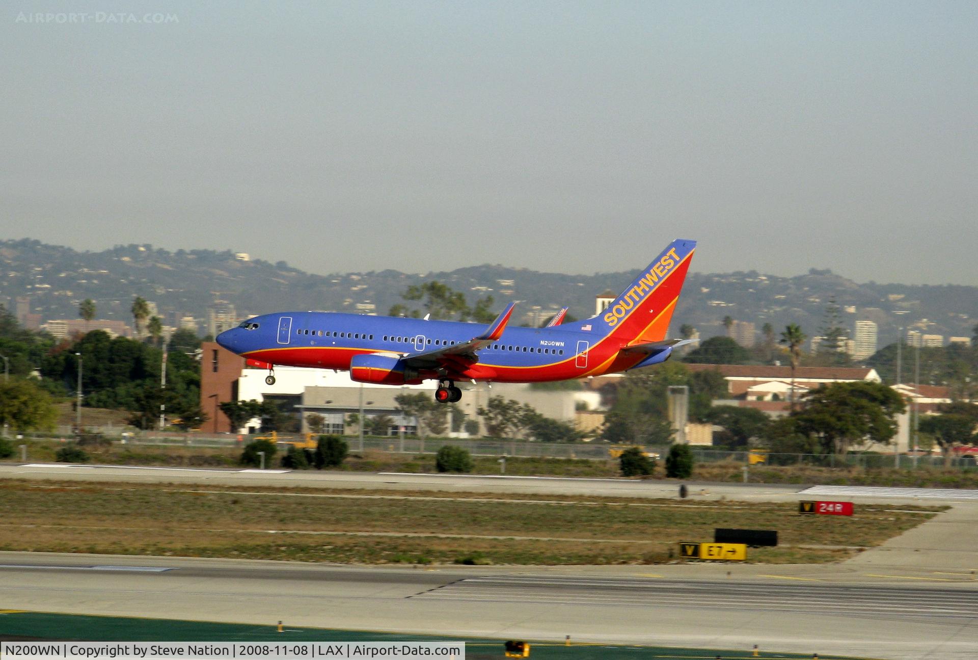 N200WN, 2005 Boeing 737-7H4 C/N 32482, Southwest Boeing 737-7H4 in new colors landing @ LAX 18.11.08