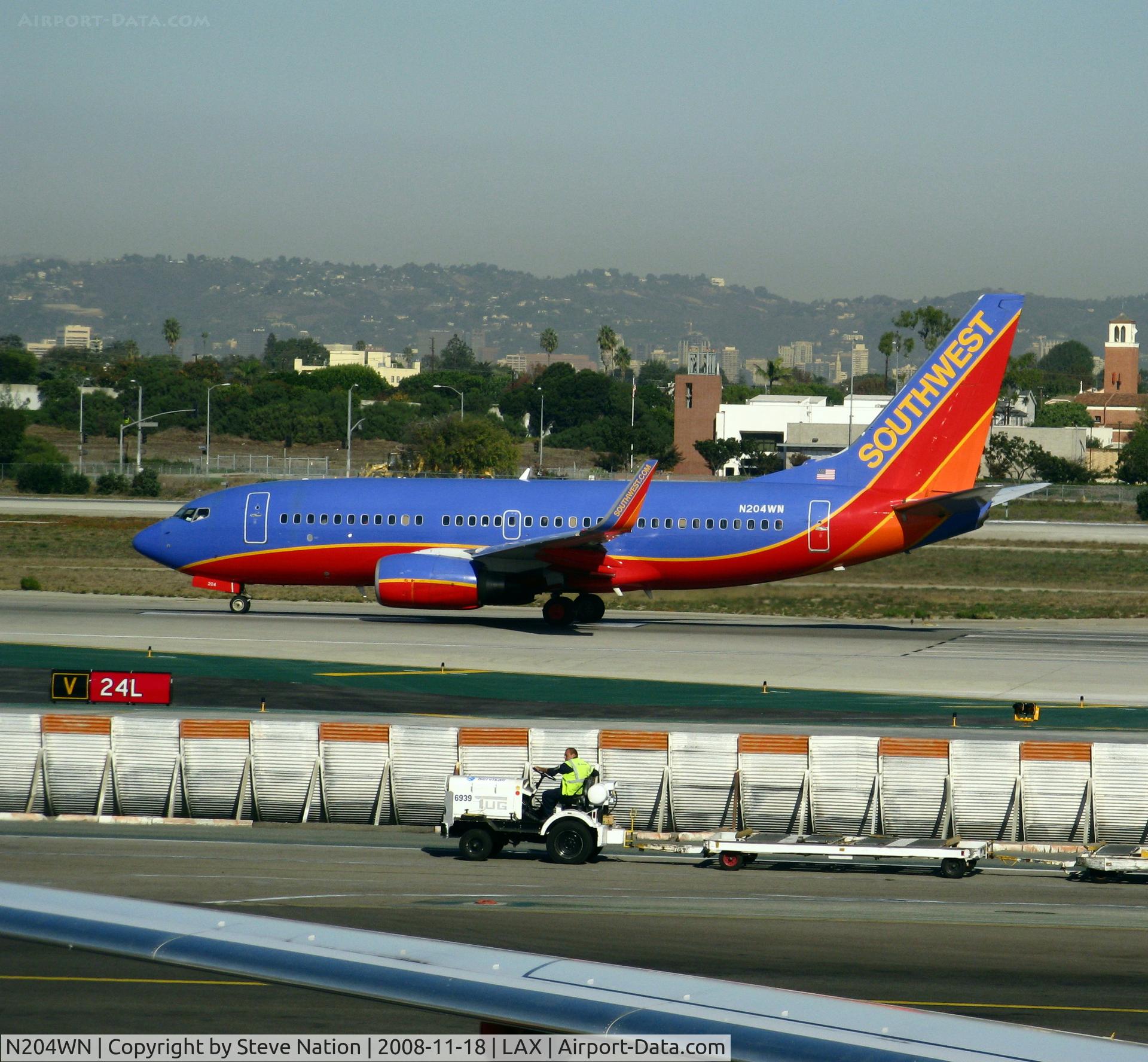 N204WN, 2005 Boeing 737-7H4 C/N 29855, Southwest 2005 Boeing 737-7H4 in new colors @ LAX 18.11.08
