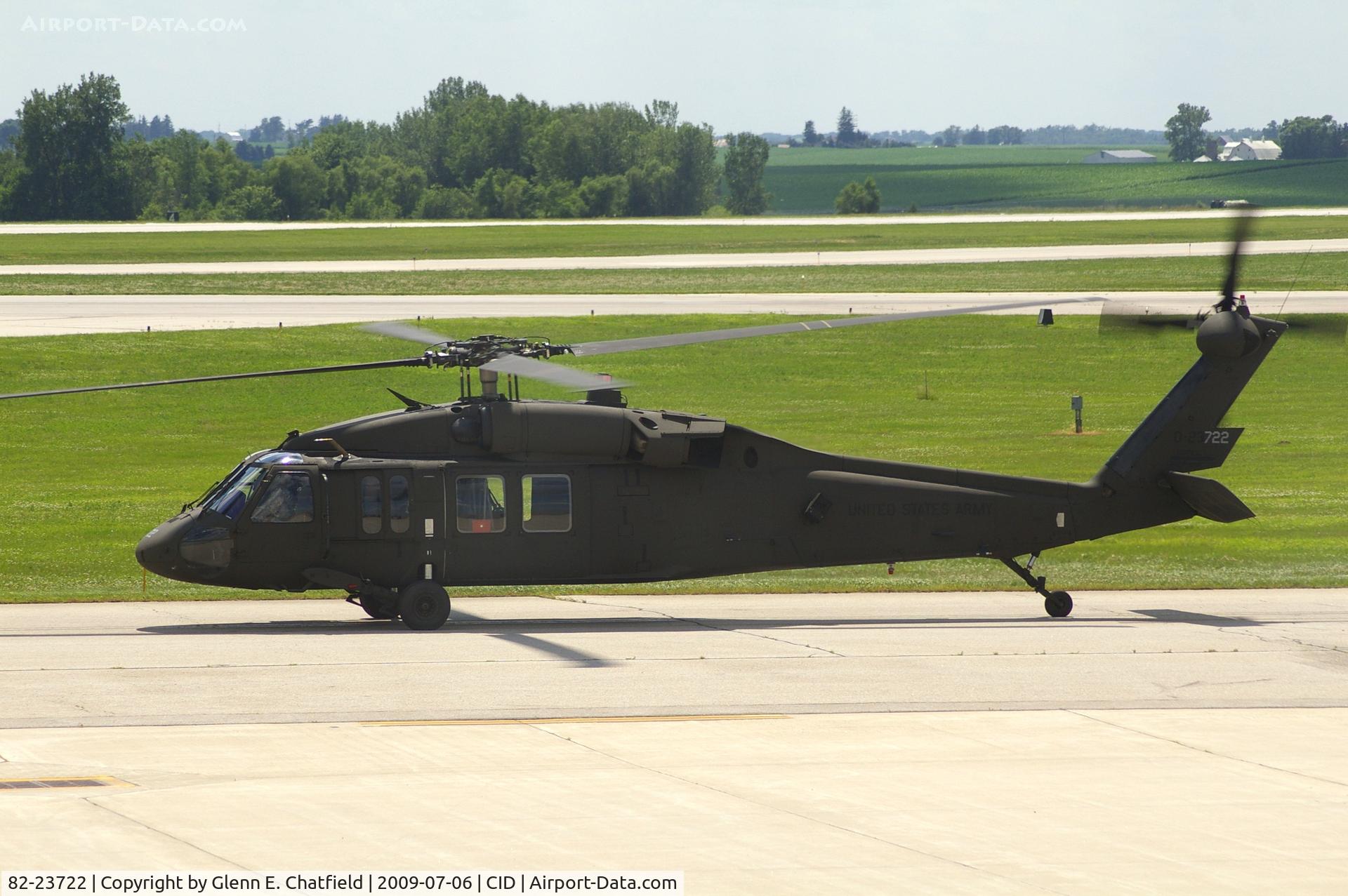 82-23722, 1982 Sikorsky UH-60A Black Hawk C/N 70545, Taxiing for departure.