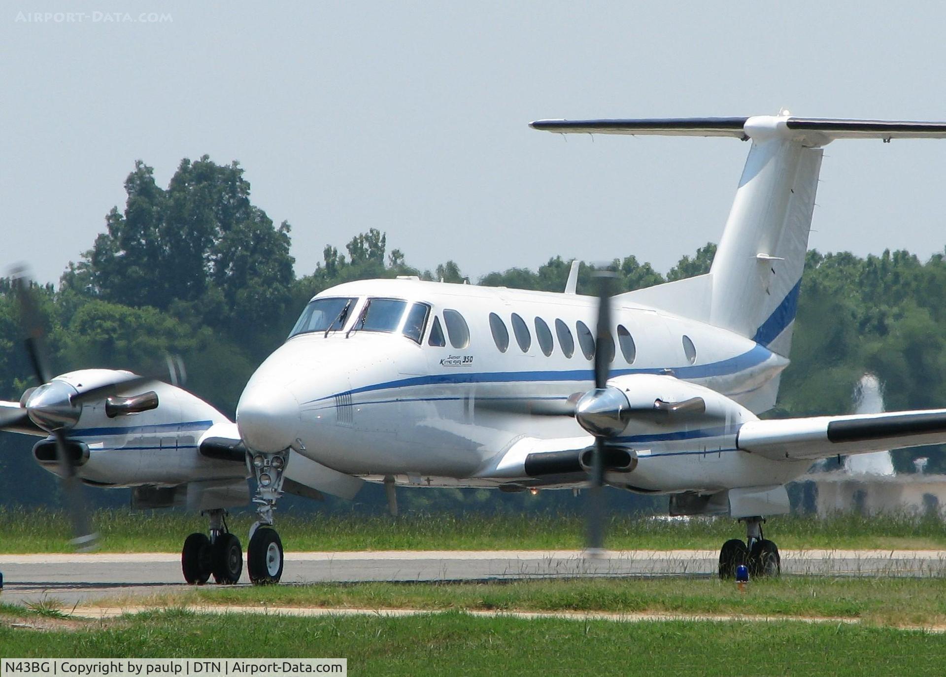N43BG, 1994 Beech B300 King Air C/N FL-117, Taxiing to the active at Downtown Shreveport.