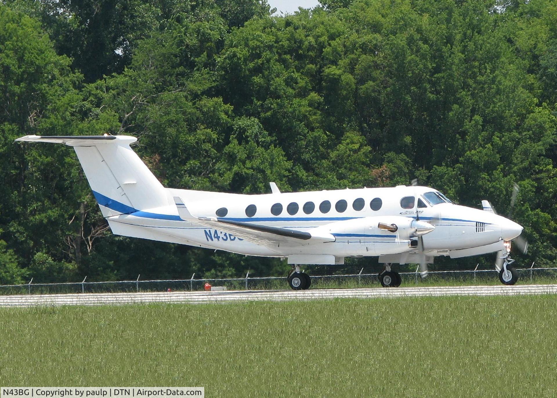 N43BG, 1994 Beech B300 King Air C/N FL-117, Starting to roll for take off at Downtown Shreveport.