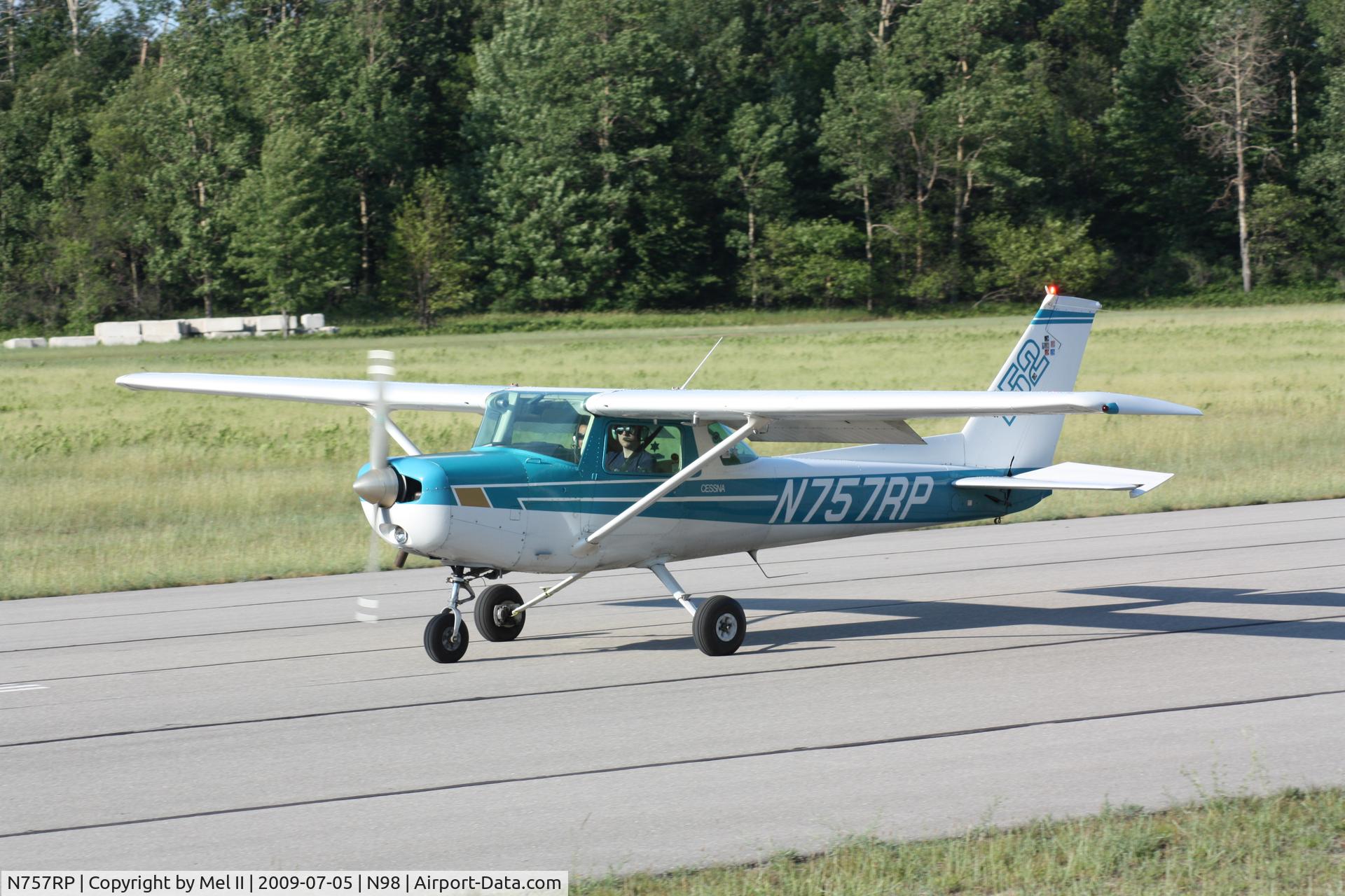 N757RP, 1977 Cessna 152 C/N 15279946, Landing RWY 27