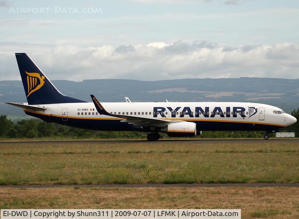 EI-DWD, 2007 Boeing 737-8AS C/N 33642, Taxiing to the terminal...