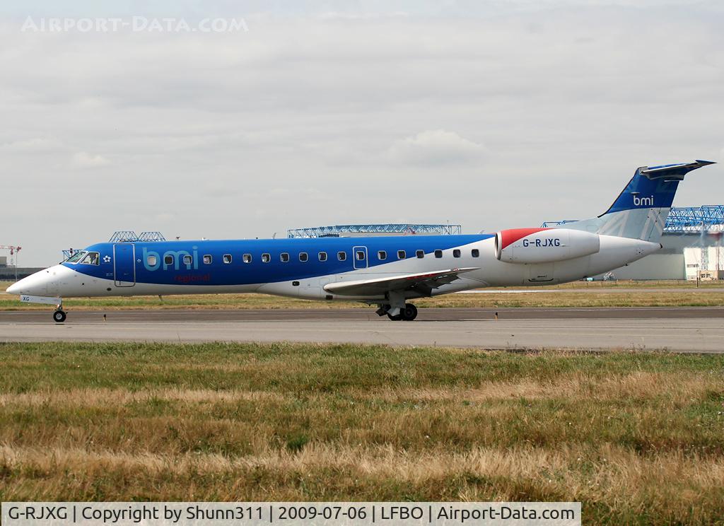 G-RJXG, 2001 Embraer EMB-145EP (ERJ-145EP) C/N 145390, Taxiing to the terminal...