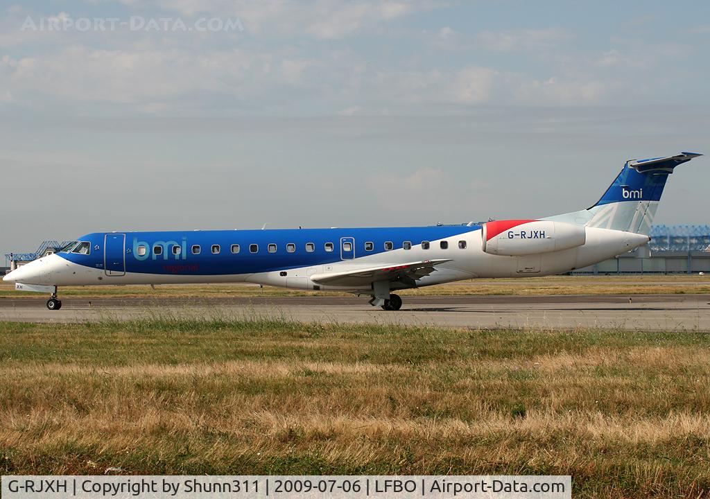G-RJXH, 2001 Embraer EMB-145EP (ERJ-145EP) C/N 145442, Taxiing to the terminal...