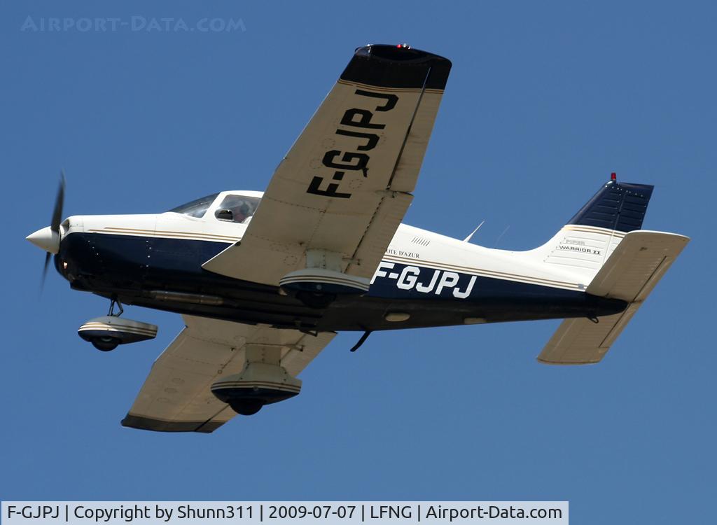 F-GJPJ, Piper PA-28-161 C/N 28-8516001, On take off...